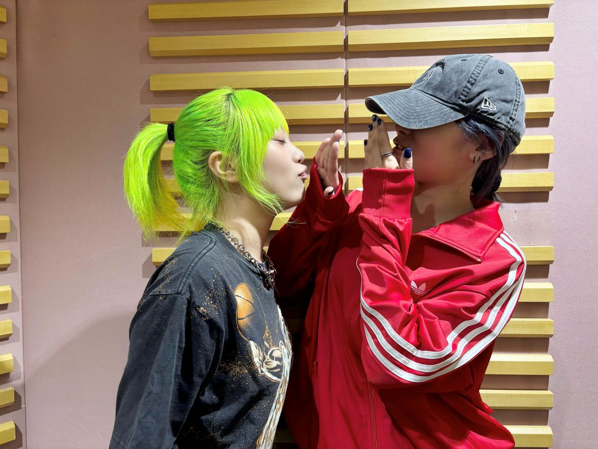 BADTZ_00's tweet photo. ジスがひとりでの仕事で
めちゃくちゃ緊張してた日があって
メンバーもみんなそれを知ってて
マヒはその日ちょうどオフで
わざわざジスの仕事現場にマヒナが来てくれたと
マヒが来た瞬間本当に雰囲気がガラッと変わって
明るくなって緊張感もなくなってたって
おかげでうまくいきました

10年はこの話をできるかなと
何があっても2年間くらいはこのエピソードで
許せるかもと語るジス。

そんなジスマヒエピソードが宝物です。
ジスマヒ永遠だぁ😭❤️‍🔥

#HANAANNX #HANA
#JISOO #MAHINA