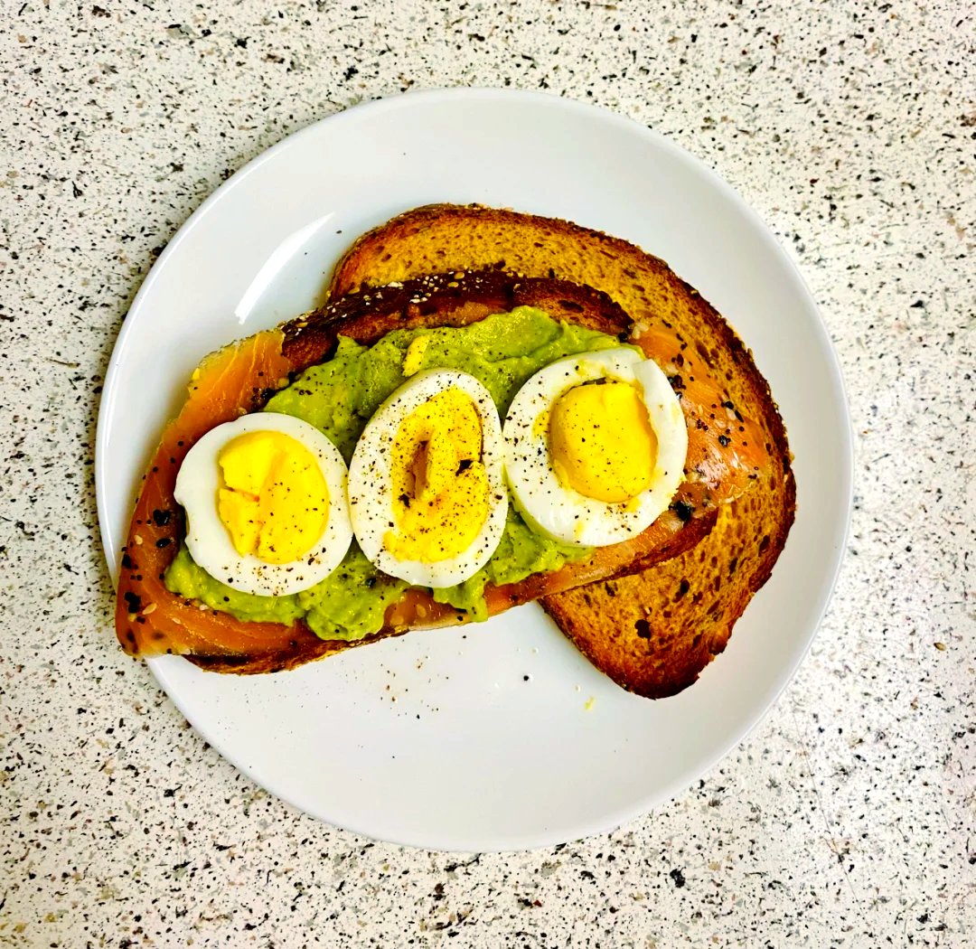 citrd938873's tweet photo. Just whipped up a warm avocado egg toast for breakfast—crunchy sourdough, melted egg, and a dash of red pepper flakes, perfect start to the day ， https://t.co/CfhGffnPcC