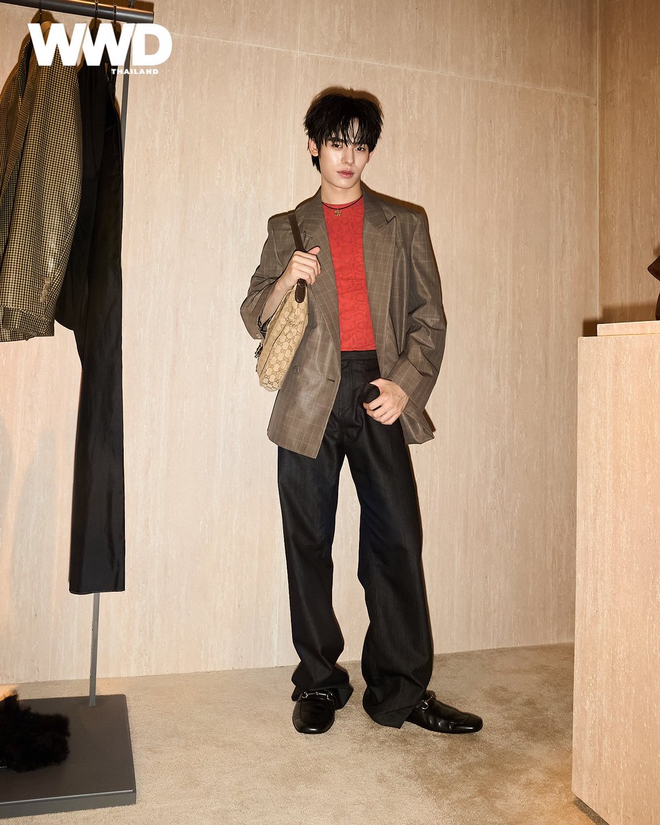 WWDThailand's tweet photo. ลุคนี้ถ้าเต็ม 10 คะแนน คุณจะให้พวกเขาทั้งคู่กี่คะแนน? คอมเมนต์บอกกันได้เลย!

#WWDThailand 
#Gucci 
#GucciPrimavera 
#GucciPrimaveraxTeeTeePor https://t.co/cU6BPMbslz