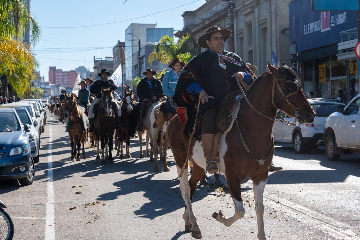 PNACIONAL's tweet photo. Comenzó la 21.ª Marcha a Masoller en homenaje al General Aparicio Saravia.

Desde el Fortín, la caballería atravesó las calles de la ciudad de Rivera rumbo a Masoller, en una jornada marcada por la tradición, la historia y el sentimiento nacionalista.

La Marcha ya está en camino. Masoller nos espera.
Fotos: Vicente Ribeiro Fros
