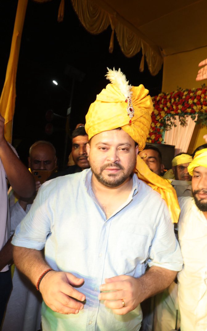 yadavtejashwi's tweet photo. भारतीय संस्कृति के अद्भुत, अलौकिक, आकर्षक, बहुआयामी एवं बहुरंगी व्यक्तित्व के विलक्षण महानायक कुल देवता भगवान श्रीकृष्ण के जन्मोत्सव के पावन अवसर पर वैशाली जिला अंतर्गत बिदुपुर प्रखंड में आयोजित विभिन्न महोत्सव में भाग लेकर आस्था, श्र���्धा, भक्ति, प्रेम और उल्लास से सरोबार भक्तिमय वातावरण में आध्यात्मिक चेतना का बोध हुआ।

'यदुकुल भूषण' भगवान दादा श्रीकृष्ण जी का जीवन दर्शन कर्म-प्रेम, करुणा, निष्काम भाव, धर्म और नीति का ऐसा सहज समन्वय है जो अन्याय, असमानता एवं अत्याचार के विरुद्ध संघर्ष का भी संदेश देता है।