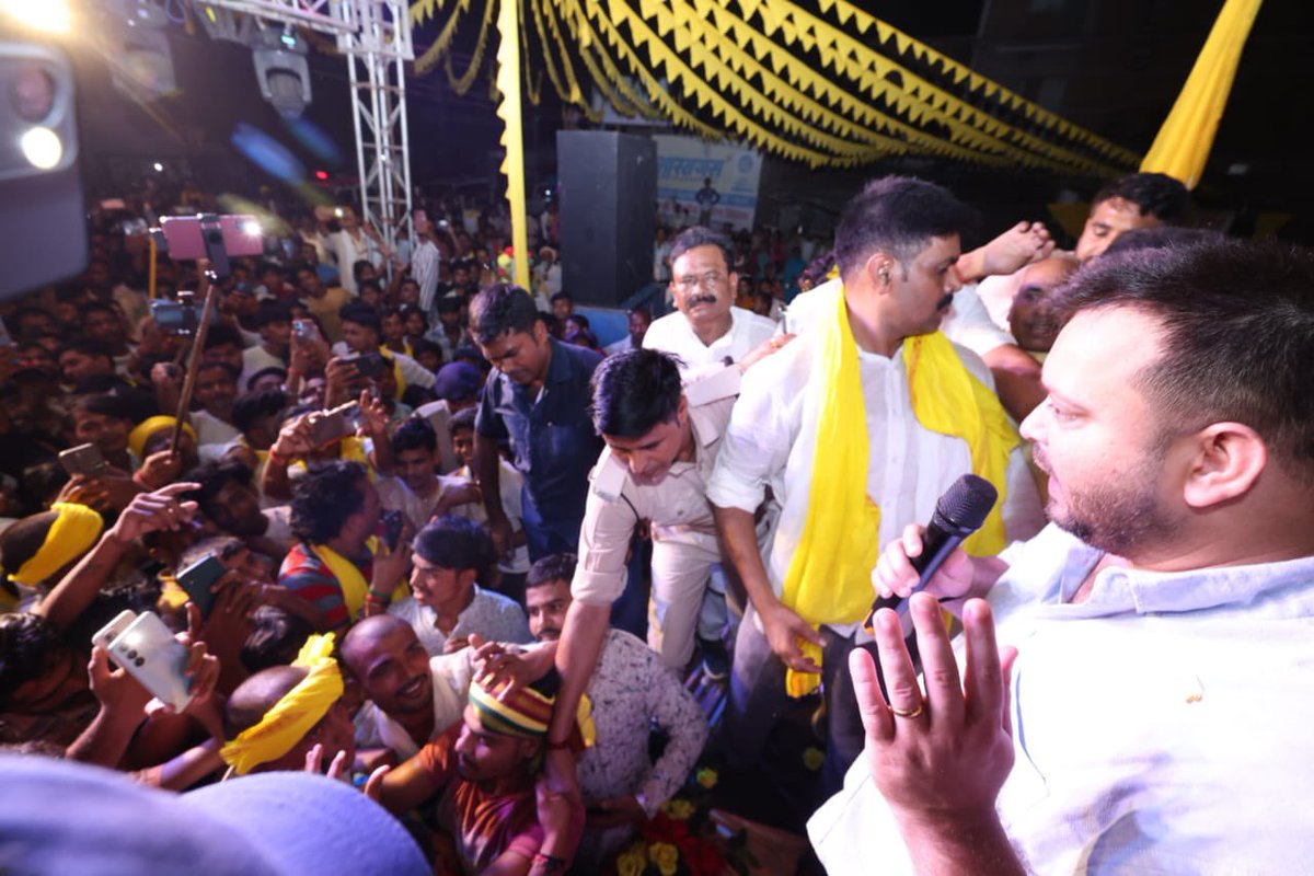 yadavtejashwi's tweet photo. भारतीय संस्कृति के अद्भुत, अलौकिक, आकर्षक, बहुआयामी एवं बहुरंगी व्यक्तित्व के विलक्षण महानायक कुल देवता भगवान श्रीकृष्ण के जन्मोत्सव के पावन अवसर पर वैशाली जिला अंतर्गत बिदुपुर प्रखंड में आयोजित विभिन्न महोत्सव में भाग लेकर आस्था, श्र���्धा, भक्ति, प्रेम और उल्लास से सरोबार भक्तिमय वातावरण में आध्यात्मिक चेतना का बोध हुआ।

'यदुकुल भूषण' भगवान दादा श्रीकृष्ण जी का जीवन दर्शन कर्म-प्रेम, करुणा, निष्काम भाव, धर्म और नीति का ऐसा सहज समन्वय है जो अन्याय, असमानता एवं अत्याचार के विरुद्ध संघर्ष का भी संदेश देता है।