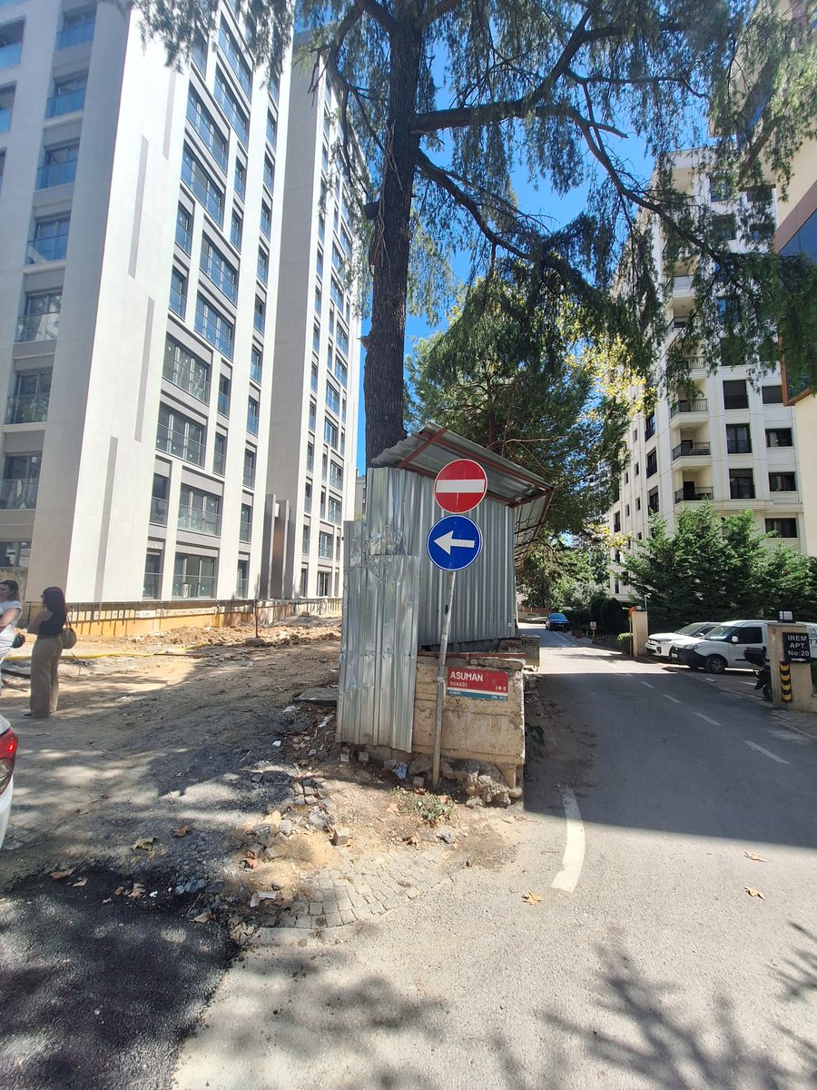 inveniverbum's tweet photo. Suadiye Mh. Akkurt sokakta, pafta: 20 ada: 3189 parsel: 6 apartman yenilendi, kaldırımı gasp eden 50 senelik duvarı geri almadılar. Acil müdahale bekliyoruz. Çocuklarımız sokakta ezilmesin @kadikoybelediye @IBBcozummerkezi @mesutkosedagi @istanbulbld  @ibbchpgrubu @herkesicinCHP https://t.co/mzTxYEsGsI