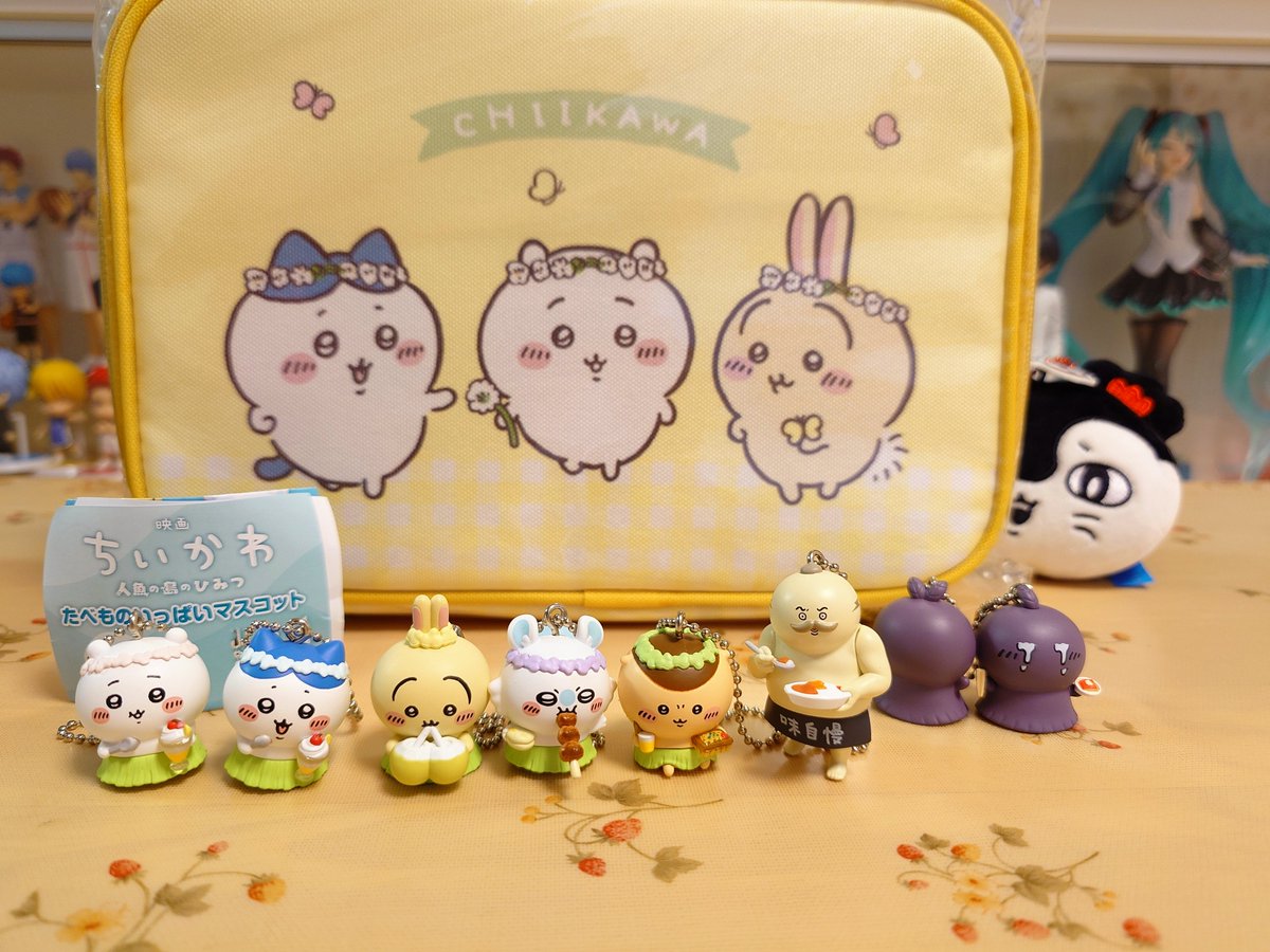 MSN_04_M's tweet photo. おとといだけど何と❗️ちいかわ　たべものいっぱいマスコットに遭遇🎉
奇跡的にゲット出来ました🌸

被りはシークレットだけでコンプリート🎉
と、半額ほどに値下げされてた「おかたづけバッグ」も勢いで買っちゃった🤤
#ちいかわ https://t.co/cA4iRJKIq4