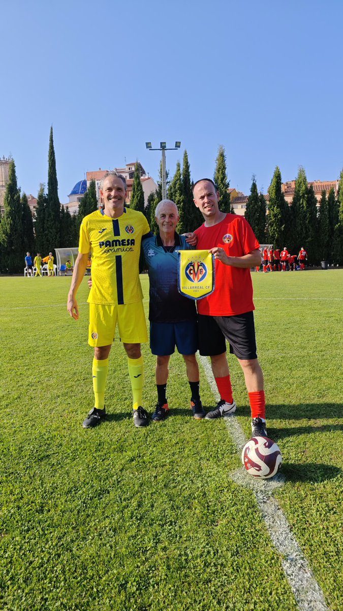 aevillarrealCF's tweet photo. Gran tarde de fútbol y convivencia en Benassal para anunciar el 50 aniversario de la @UDBenassal (1-4). ⚽️💛
​Queremos agradecer a la organización y al club su enorme hospitalidad y el gran ambiente vivido dentro y fuera del campo. ¡Por muchos años más! 🙌 #AEV #VillarrealCF https://t.co/3XlLbDvfXX