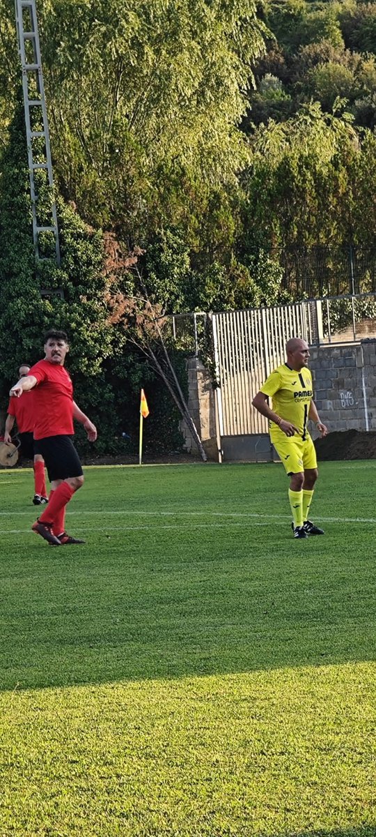 aevillarrealCF's tweet photo. Gran tarde de fútbol y convivencia en Benassal para anunciar el 50 aniversario de la @UDBenassal (1-4). ⚽️💛
​Queremos agradecer a la organización y al club su enorme hospitalidad y el gran ambiente vivido dentro y fuera del campo. ¡Por muchos años más! 🙌 #AEV #VillarrealCF https://t.co/3XlLbDvfXX