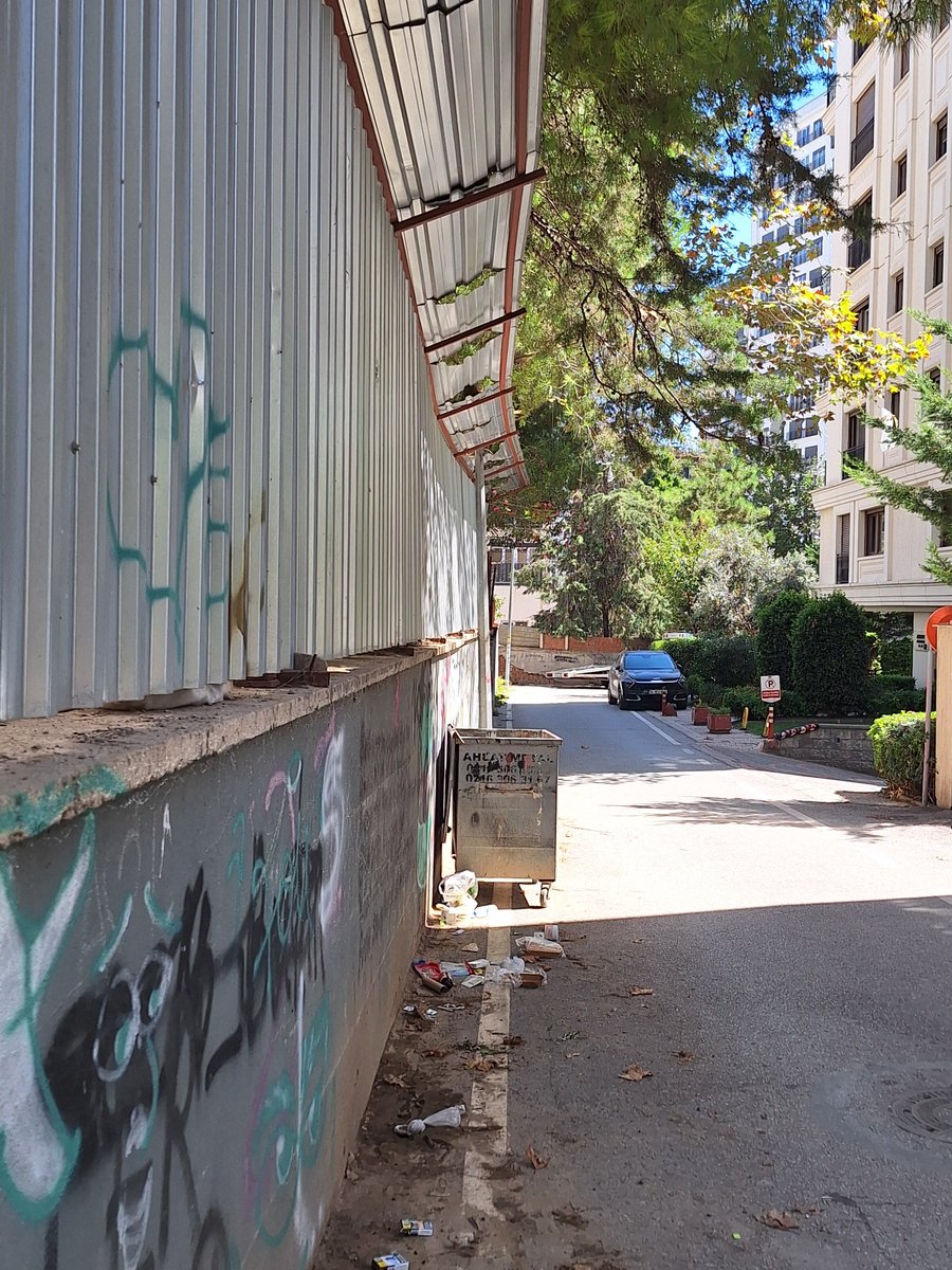inveniverbum's tweet photo. Suadiye Mh. Akkurt sokakta, pafta: 20 ada: 3189 parsel: 6 apartman yenilendi, kaldırımı gasp eden 50 senelik duvarı geri almadılar. Acil müdahale bekliyoruz. Çocuklarımız sokakta ezilmesin @kadikoybelediye @IBBcozummerkezi @mesutkosedagi @istanbulbld  @ibbchpgrubu @herkesicinCHP https://t.co/Ez3JxvuScw