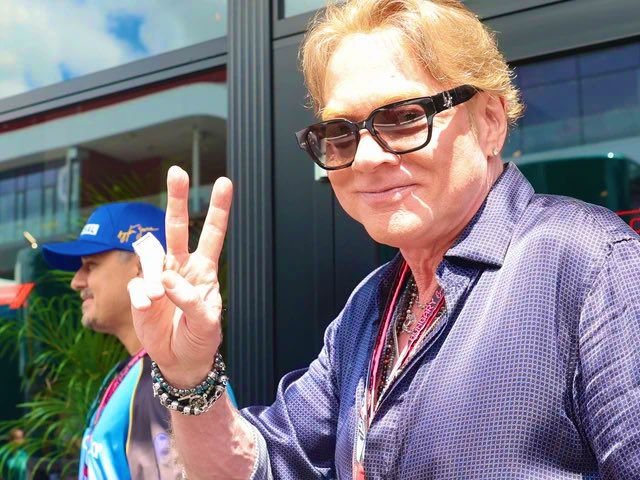 vegascherrypie's tweet photo. Axl Rose says he is "a little bit gay" during a conversation. 

He specified that he is 48.6% gay. https://t.co/S9zGoWWPsy