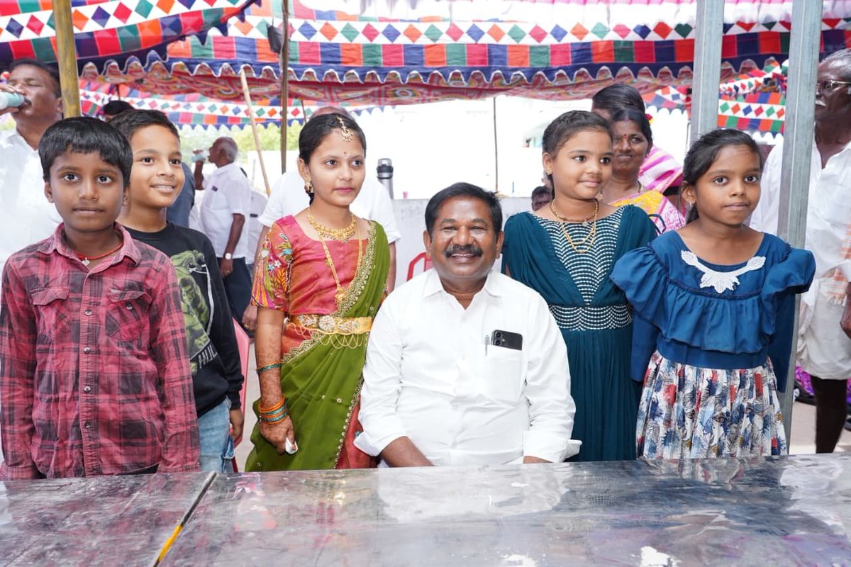 Drswamydola's tweet photo. ఈ రోజు పలు వివాహ వేడుకల్లో పాల్గొని నూతన వధూవరులను ఆశీర్వదించాను.

నూతన దంపతులు సుఖసంతోషాలతో, ఆయురారోగ్యాలతో, ప్రేమానురాగాలతో నిండు నూరేళ్లు ఆనందంగా జీవించాలని మనస్ఫూర్తిగా కోరుకుంటున్నాను. వారి కుటుంబ సభ్యులకు నా హృదయపూర్వక శుభాకాంక్షలు.

#dsbvswamy #kondapi
#socialwelfareminister
#andhrapradesh
#ManaSwamyManaKondapi