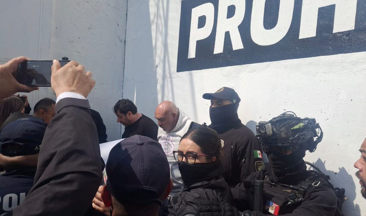h_conexion's tweet photo. 🚨 #Alerta | Ingresan al penal de #Barrientos, en #Tlalnepantla, a Diego Sebastián "N" y Gerardo "N", implicados en el #multihomicidio registrado el pasado martes en #Atizapán, entre las víctimas está Jonathan Meléndez, #tecladista de la banda #CamiloSéptimo📢 https://t.co/NpktCkR590