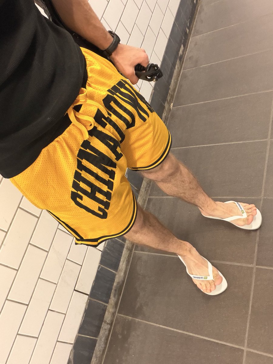 MakiriTV's tweet photo. Is it normal to ride the metro in such uncomfortable shoes? https://t.co/2HZAJVvDo3