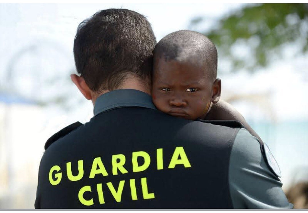ARPolicias's tweet photo. 🚨POLICÍAS/GUARDIAS CIVILES SIGAN ACTUANDO CON SENSIBILIDAD Y HUMANIDAD  !
✳️Tenemos una función constitucional para atender misiones humanitarias y atender a menores. Ellos merecen la atención de las https://t.co/R4ft2GholE. Seguridad del Estado por encima de creencias y de consignas violentas.Nuestros antepasados "niños" cruzaron también fronteras !