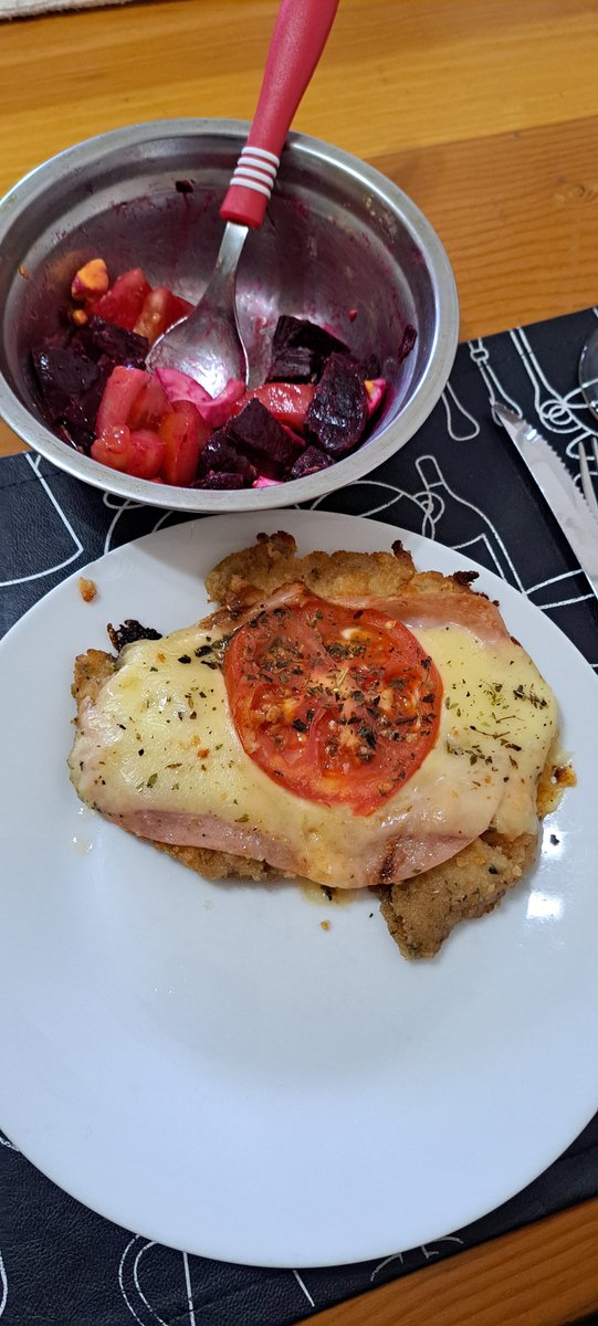 NadiaGarzon2's tweet photo. Nuestro almuerzo esperamos que Rodi lo aprobé mila de pollo napo (horno) con ensalada de remolacha tomate y huevo, te queremos Rodi, saludos a todos!!!  #nuestratarde
@todonoticias https://t.co/275vKrmHCn