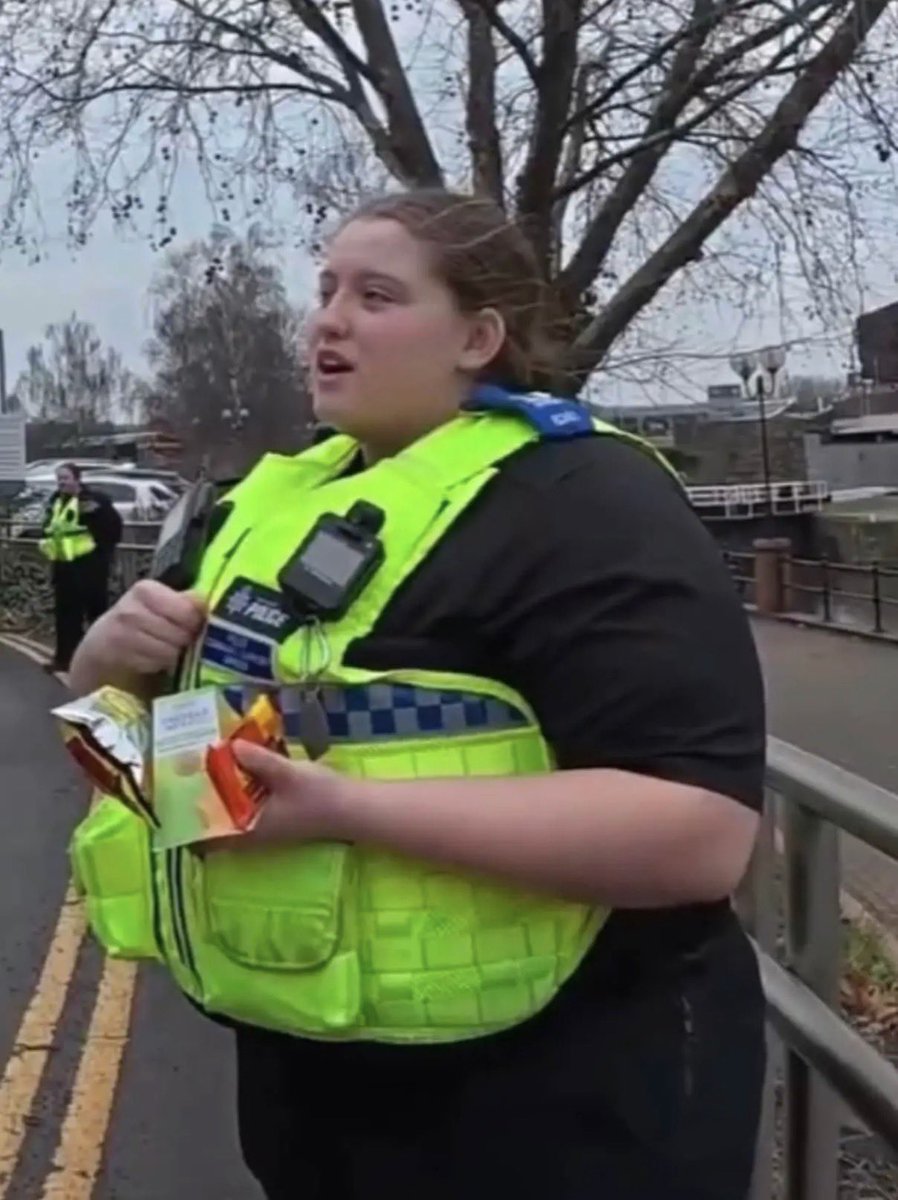 NotFarLeftAtAll's tweet photo. I’m not being funny … but.. ffs these two can’t possibly be fit enough to catch a robber … 

Shouldn’t there be a fitness test every 6 months for serving officers ? https://t.co/a2ERiHXcPV