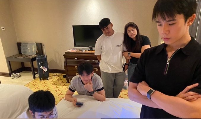 mhokdanainat's tweet photo. ORANG MANA YG NONTONIN KONSER BEGINI GAYANYA ANJDSHJSDIFB LU PIKIR LG SIDANG SKRIPSI ONLINE YA LU DOSUJINYA 😭😭😭😭😭 https://t.co/Ek306ezQQe