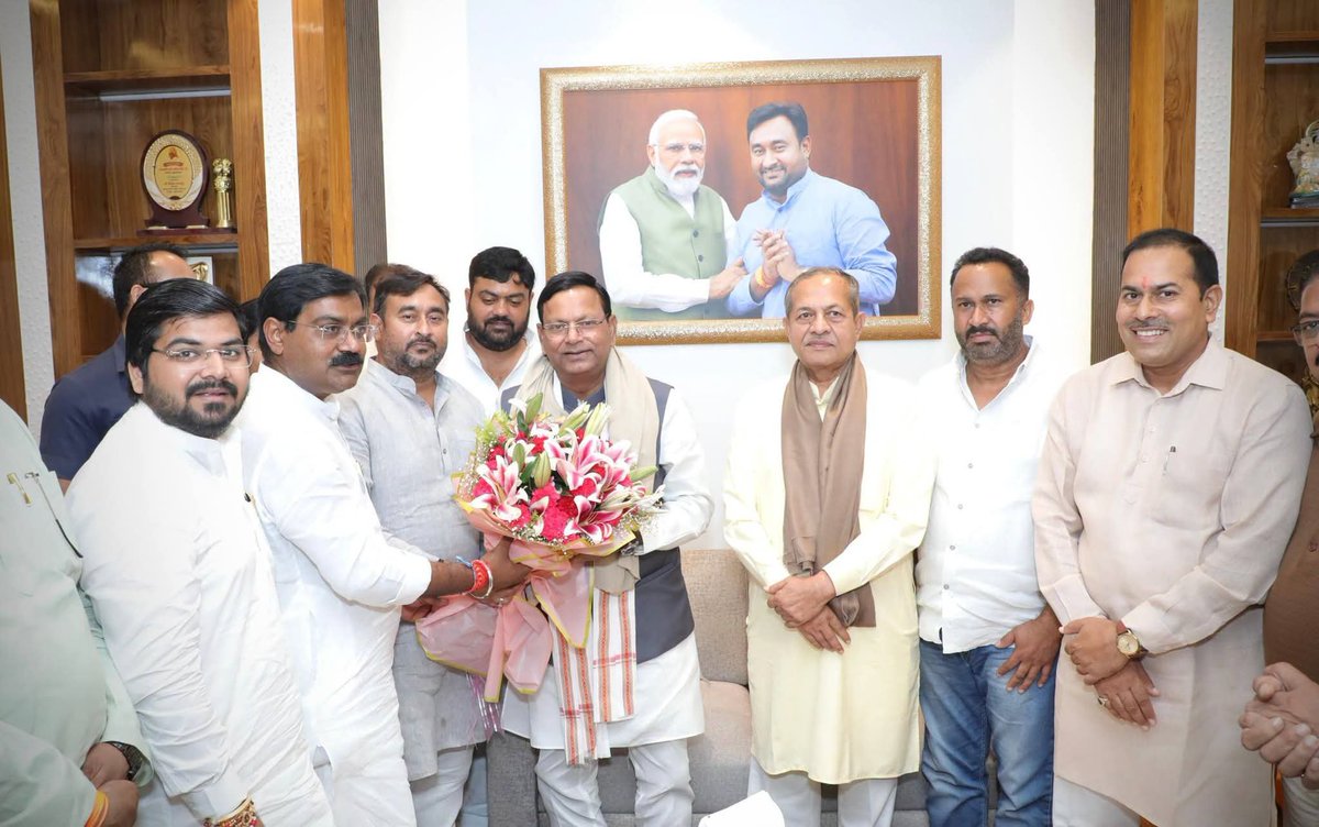 MpDrBholaSingh's tweet photo. आज बुलंदशहर आवास पर @BJP4UP के प्रदेश अध्यक्ष ,केंद्रीय वित्त राज्य मंत्री आदरणीय श्री @mppchaudhary जी, निवर्तमान प्रदेश अध्यक्ष उत्तर प्रदेश के कैबिनेट मंत्री आदरणीय श्री @Bhupendraupbjp जी  पश्चिम उत्तर प्रदेश अध्यक्ष श्री @nawabsnagar जी का आगमन एवं मार्गदर्शन प्राप्त हुआ https://t.co/X1ZrbidYYM