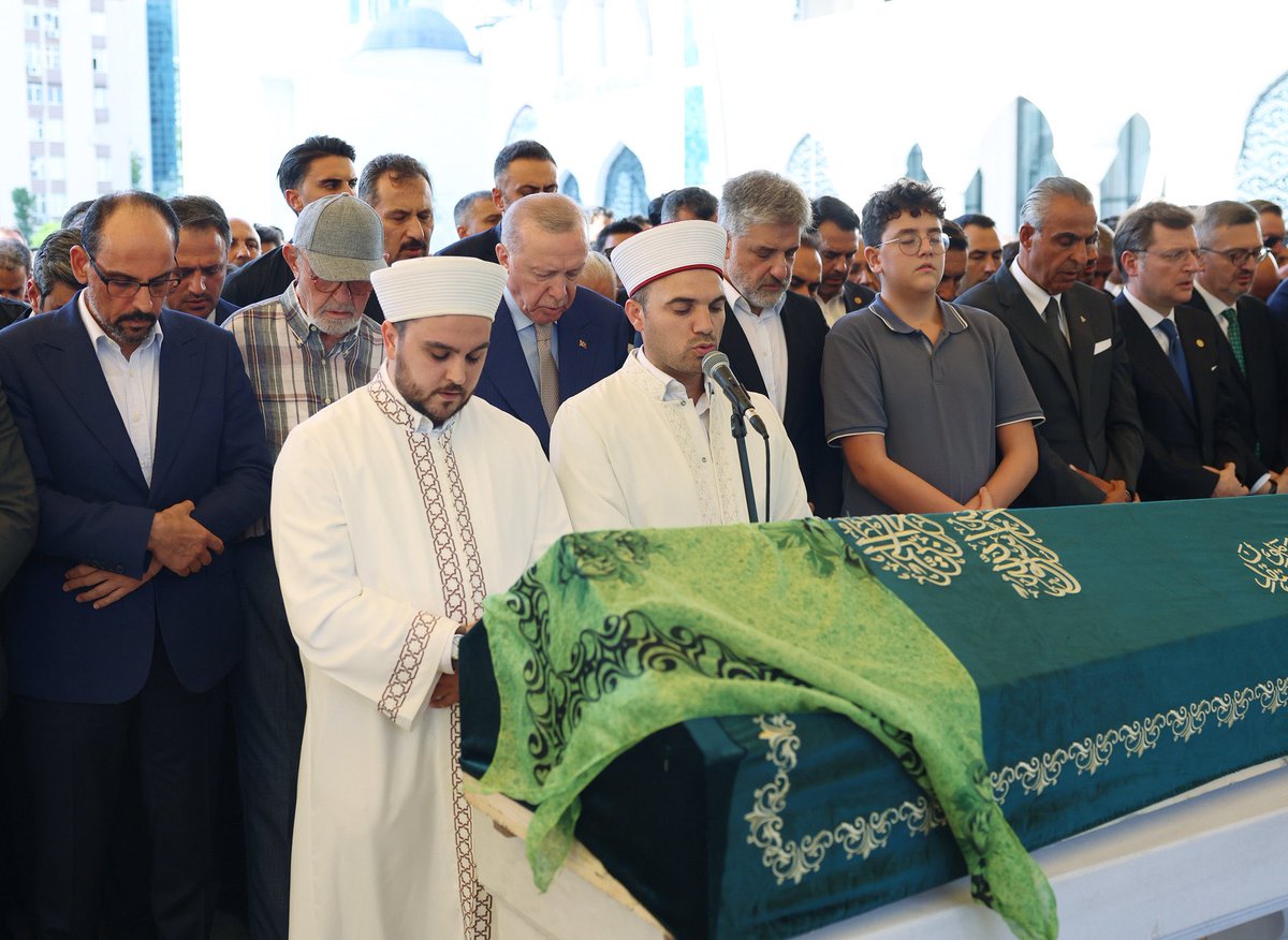 yilmaztunc's tweet photo. Şanlıurfa Milletvekilimiz Sayın Abdülkadir Emin Önen’in çok kıymetli evladı Fatma Zehra Önen kardeşimizi, Beşiktaş Barbaros Hayrettin Paşa Camii’nden dualarla Hakk’a uğurladık.

Genç yaşta ebediyete irtihal eden Fatma Zehra kardeşimize Allah’tan rahmet; kıymetli Milletvekilimize, kederli ailesine, yakınlarına ve tüm sevenlerine sabır, metanet ve başsağlığı diliyorum.

Mekânı cennet, makamı âli olsun.