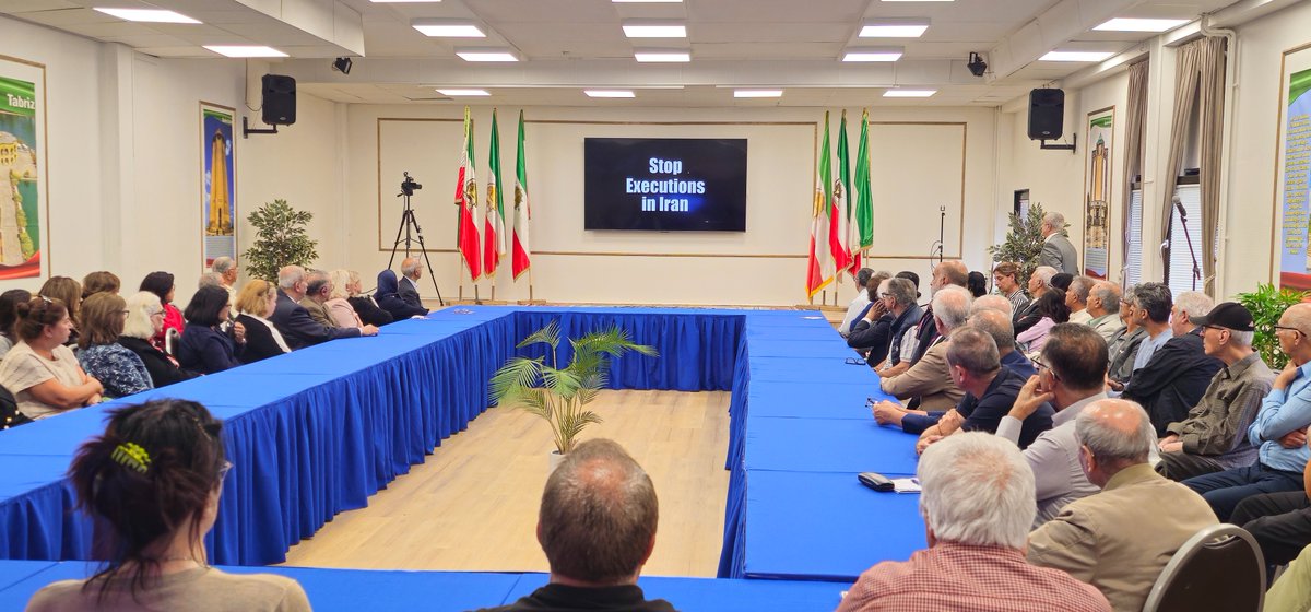 Maryam_Rajavi_F's tweet photo. Message à une conférence sur la quête de la justice pour les victimes du massacre de 1988 en Iran en présence de juristes et d’experts des #DroitsHumains.

Alors que les exécutions politiques se multiplient, nous commémorons le 38e anniversaire du massacre de prisonniers politiques en Iran en 1988.

Aujourd'hui, nous sommes confrontés à de nouvelles violations des droits humains qui suivent le même schéma. Après avoir massacré des manifestants lors du soulèvement de janvier 2026, le régime a profité de la situation de guerre pour lancer une nouvelle vague d'exécutions, craignant un autre soulèvement.

Tout comme en 1988, d'un côté, on constate la brutalité du régime. De l'autre, on observe la résistance des prisonniers politiques qui restent fidèles à leurs convictions.
#1988Massacre
https://t.co/vlfg0SvLd8