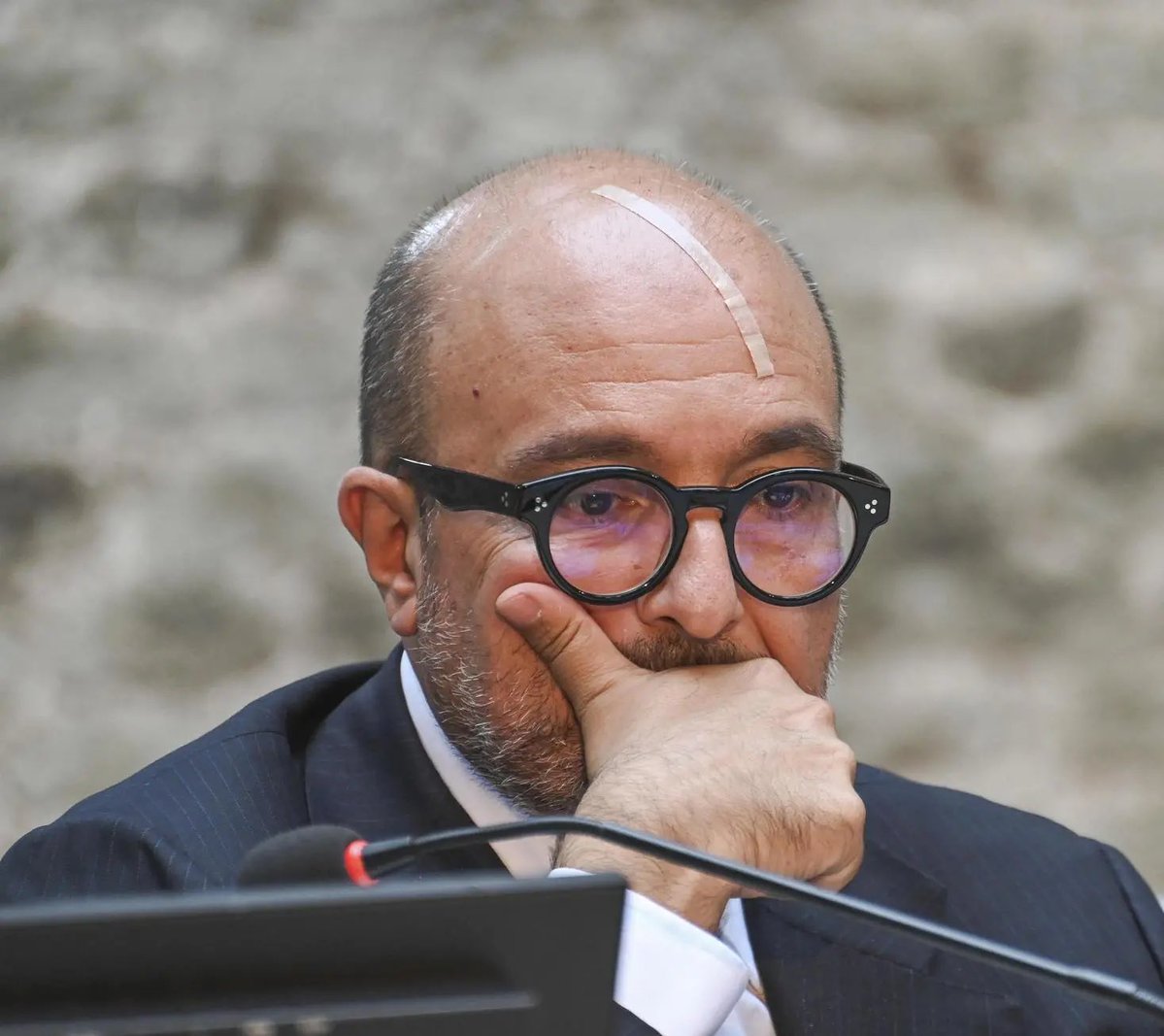 matteorenzi's tweet photo. Gennaro Sangiuliano oggi mi attacca a nome di Fratelli d’Italia dicendo che io sono stato il peggior Premier della storia Italiana. Lo pensa davvero come pensa anche di essere stato lui il miglior ministro della cultura della Repubblica. Sangiuliano va aiutato perché ci ha regalato momenti di grande valore culturale. Ci piace ricordarlo quando al premio Strega commentò libri che si era dimenticato di leggere. O quando spiegò che Colombo aveva seguito le teorie di Galieo Galilei, che sfortunatamente non era nemmeno nato al tempo della scoperta dell’America. O quando confuse le piazze di Londra e New York. O quando tolse soldi dalla Carta per i 18enni allontanando tanti ragazzi dalle librerie. Agiografo di Trump e di Putin, Gennarino è purtroppo passato alla storia per una botta in testa presa da una sua collaboratrice. Pensavamo si fosse rimesso e invece spiace vederlo ancora confuso. Cerca di recuperare presto Gennarino e occhio alle scarpe in testa: non farci preoccupare, qui ti si vuole bene