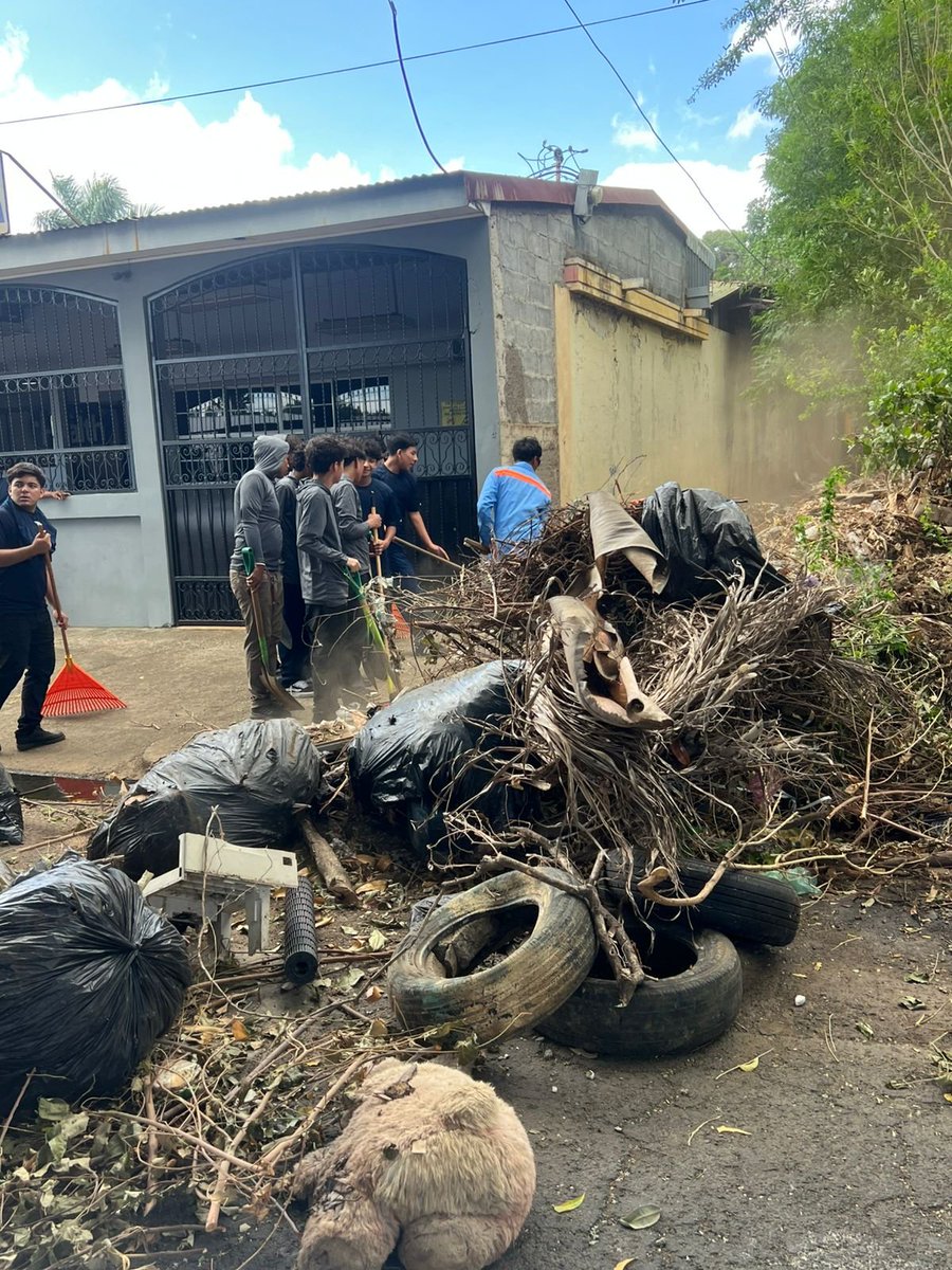 UVReneCisnero's tweet photo. 🧹🌱 ¡Jornada de limpieza en el Residencial Bolonia! Hoy 4 de septiembre unimos esfuerzos junto a la @AlcaldiaManagua (Distrito 1), jóvenes ambientalistas del Colegio Jaime Torres, secretari@s polític@s y la militancia por un entorno más limpio y saludable. 💚✨ #ManaguaLimpia https://t.co/NjXLIuD8Py