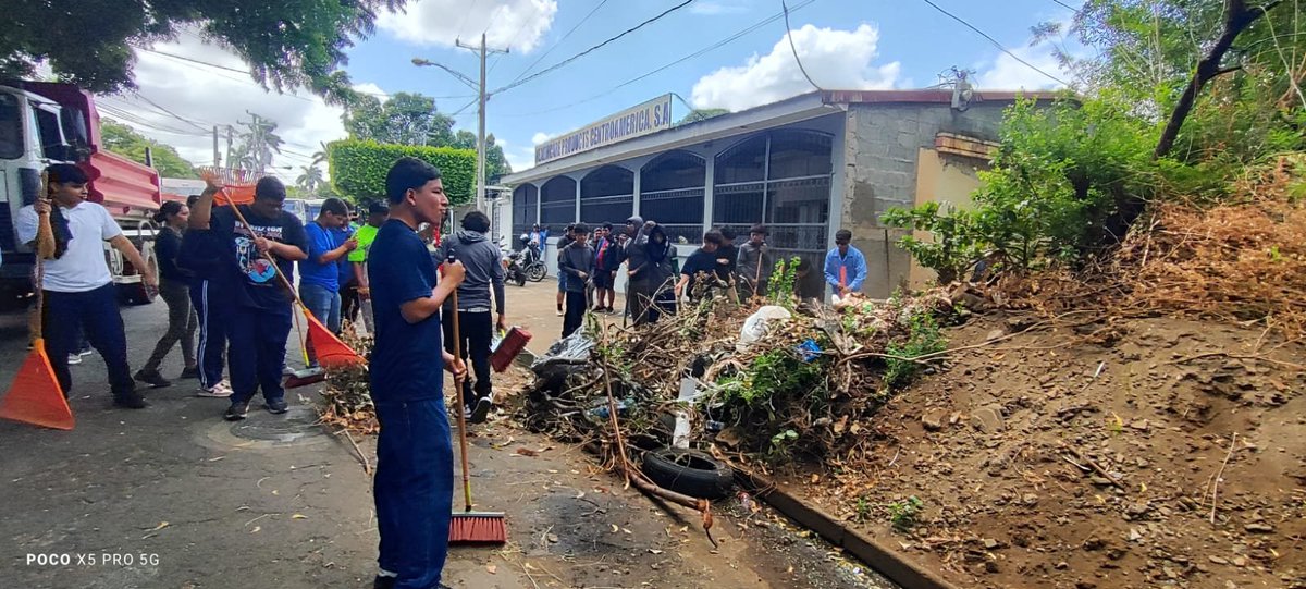 UVReneCisnero's tweet photo. 🧹🌱 ¡Jornada de limpieza en el Residencial Bolonia! Hoy 4 de septiembre unimos esfuerzos junto a la @AlcaldiaManagua (Distrito 1), jóvenes ambientalistas del Colegio Jaime Torres, secretari@s polític@s y la militancia por un entorno más limpio y saludable. 💚✨ #ManaguaLimpia https://t.co/NjXLIuD8Py