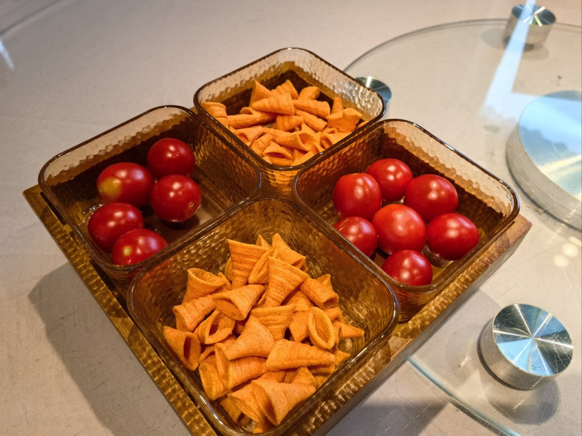 adriy326146's tweet photo. Neighborly win! Shared my homegrown veggies with the family next door, and they brought over warm homemade cookies in return—small acts make big neighborhood vibes.， https://t.co/ZcN0RFhXM0