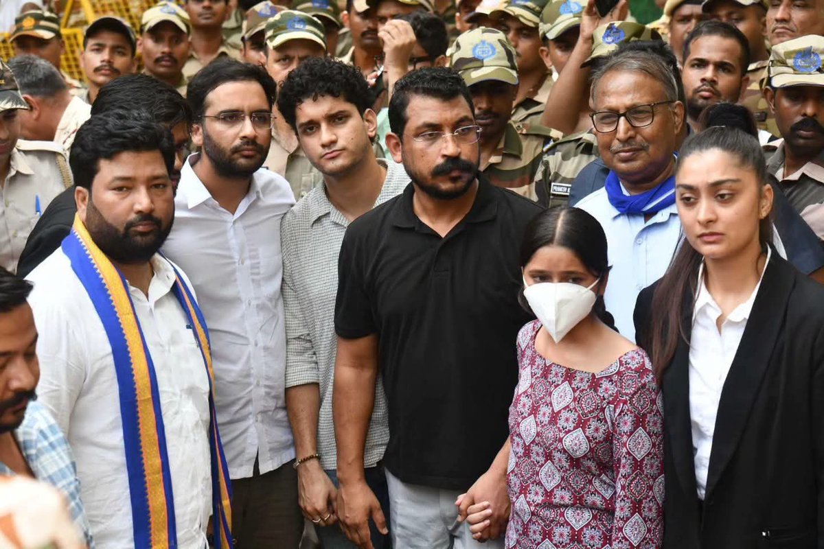 Nishuazad11's tweet photo. मेरे @BhimArmyChief बड़े भाई ने जिस तरह से मेरा हाथ पकड़ा है ना हमें उससे कोई मतलब नहीं है कि मेरे बड़े भाई मेरे साथ है, आखिरी दम तक साथ खड़े है..🥹🫂✊️ https://t.co/CxYLf6k7qy