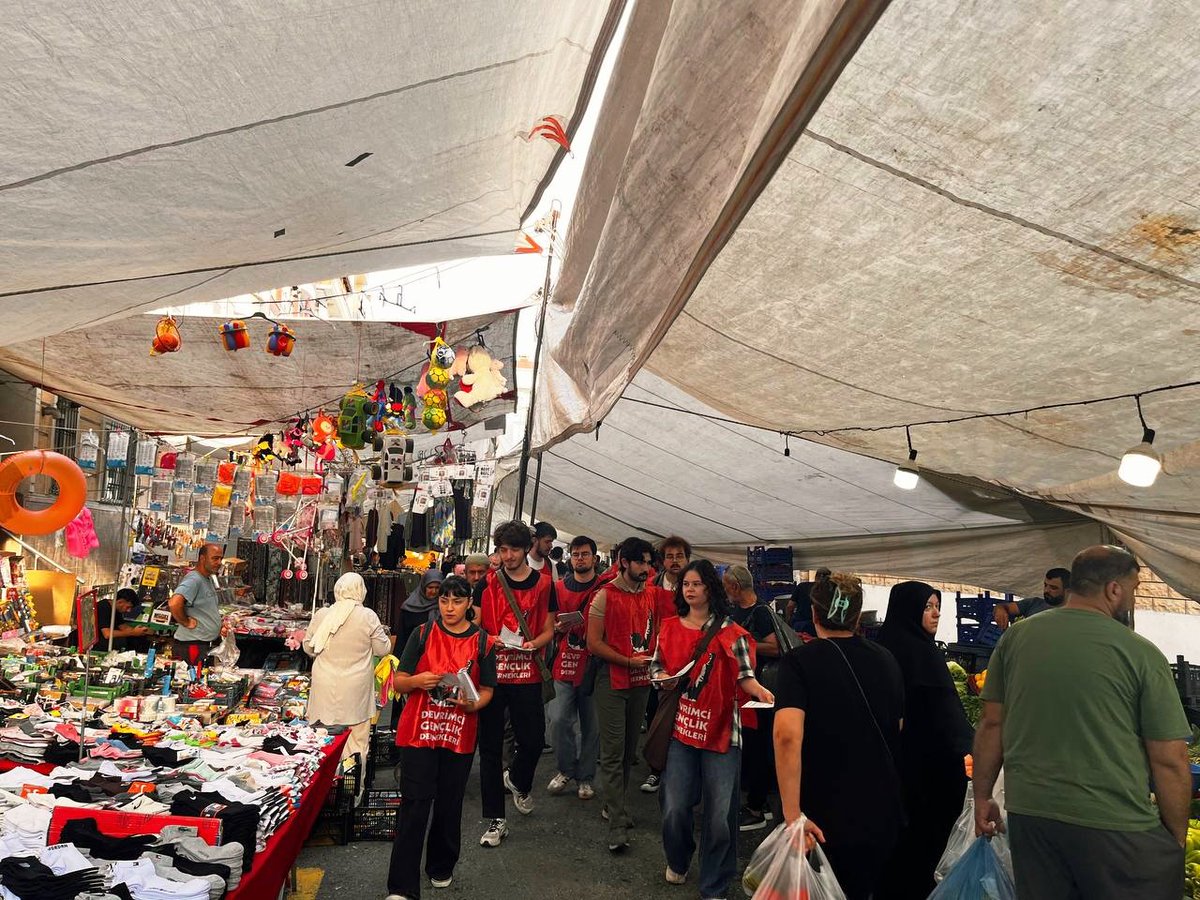 istanbulDGDer5's tweet photo. 📍Gazi Mahallesi

Bir avuç azınlık iktidarının, saraylarından halka biçtiği bu açlık sınırındaki yaşama mecbur değiliz. Günbegün artan yoksulluk, çeteler ve cinayetler kaderimiz değil!

🚩Gelin, bu pisliklere karşı örgütlü gücümüzle direnelim. Bu pislikleri ancak devrimle temizleyebiliriz!
