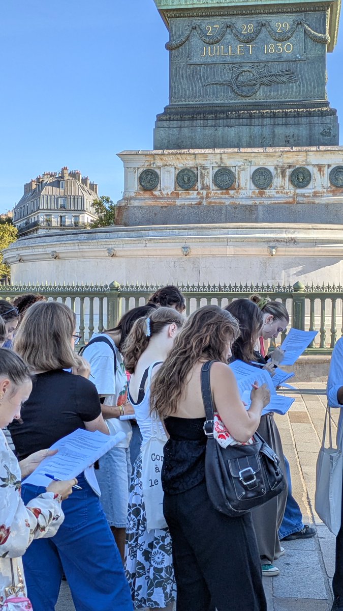 SauvageOlivia's tweet photo. Faire cours en extérieur et en équipe.... Je valide. Merci à la mairie de Paris d' avoir accueilli nos khâgneux . #LaBruyere https://t.co/P49Xur7kqp