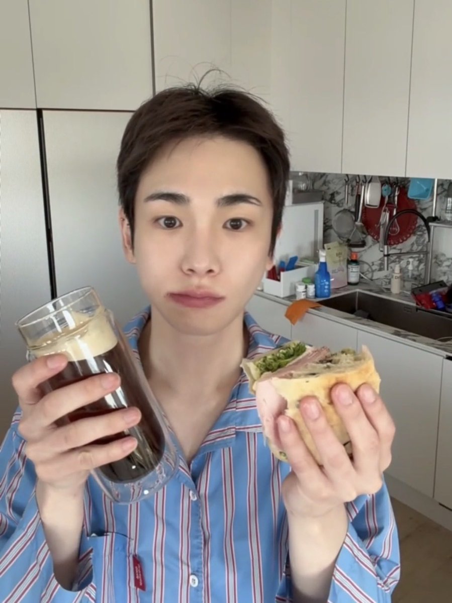 kibumpreg's tweet photo. [260904] 🔑💭 update 9:58pm kst 

🔑 📸
🔑 i'm editing something new !
🔒 sandwich mukbang? ㅋㅋㅋㅋㅋ
🔑 making it 🫡
🔒 taemin said he saw kibums self edited vlog and said he’s putting in effort to make his own too ㅋㅋㅋ did you know?
🔑 really?? gooeyyyyy (cute tone) https://t.co/qFD7Dz7tpQ