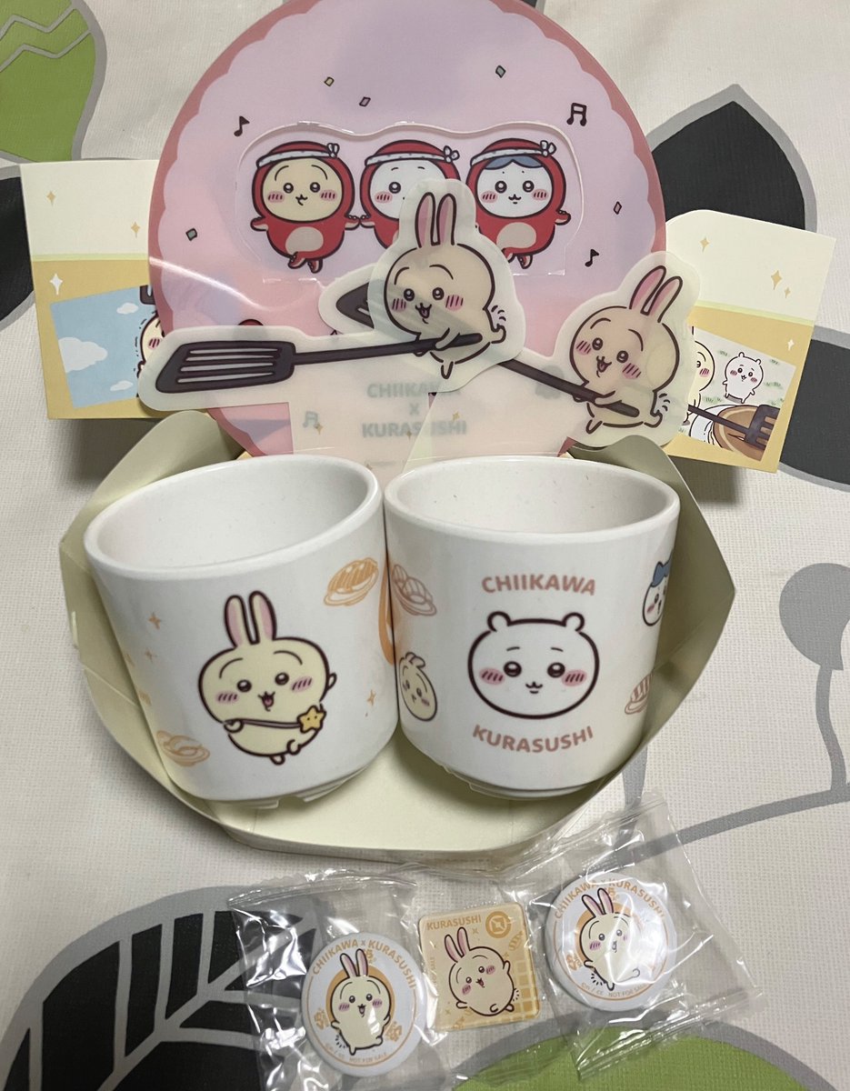 hiroko_178's tweet photo. ���はようございます！
くら寿司行ってきたよ🤣
仕事終わってから予約時間より早めに行ったけどだいぶ待った💦
長女母親叔母の4人
湯呑み(ちいかわ)フィギュア(モモンガ)は娘へ
コラボ商品は思ったより美味しかったな😋
湯呑み(うさぎ・みんな)かわいい💕 https://t.co/F7909eLbrg
