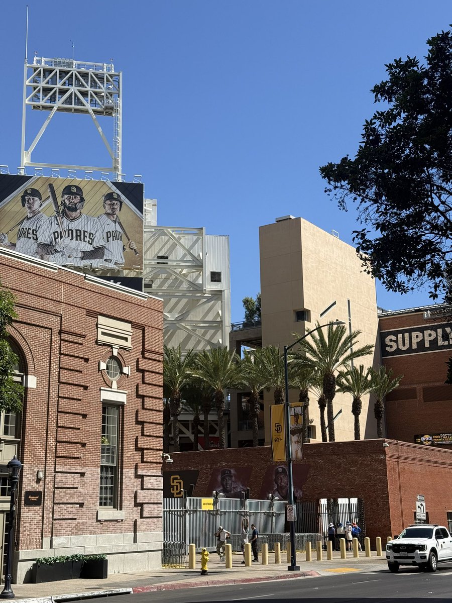 picksdepolo's tweet photo. -Hoy estaré en el Petco Park.

Si me conoces ¿qué apostaría aquí? 

A) Padres 
B) Yankees 
C) Nada (disfrutar el juego y tomar) https://t.co/Ienzd7o0xn