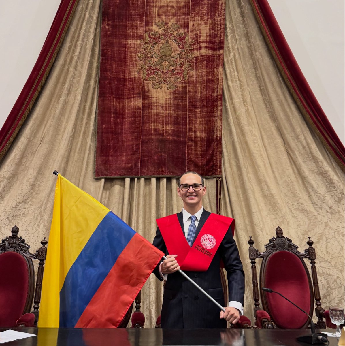 PipeCab's tweet photo. Imposición de bandas por mi Máster en POLÍTICA CRIMINAL en la Universidad de Salamanca.

Hoy cierro esta etapa con la convicción de que empiezo a caminar por otros nuevos caminos aún más largos, más difíciles y más importantes. Todo siempre al servicio del prójimo y de mi país.

¡Viva Colombia!