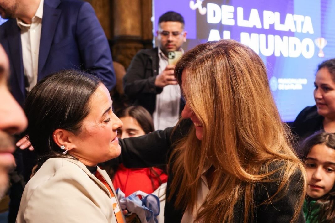 vtolosapaz's tweet photo. LA PLATA ABRAZA A SUS CAMPEONAS DEL MUNDO🏑🇦🇷

Tuvimos el honor de homenajear a Majo y Vicky Granatto, dos campeonas del mundo que llevaron el nombre de nuestra ciudad a lo más alto. ❤️

Junto a @julio_alak, compartimos este reconocimiento en el Salón Dorado de la Municipalidad de La Plata, celebrando su talento, su esfuerzo y una historia que nos llena de orgullo.

Esta inmensa alegría también nos exige alzar la voz ante una realidad preocupante. El deporte argentino sufre un ajuste y un abandono alarmantes. El orgullo y el prestigio internacional que hoy nos dan #Majogranatto y #Vickygranatto se construyen con inversión real, infraestructura y políticas públicas que acompañen a cada atleta.

Gracias Leonas, por inspirarnos y por demostrarnos que, a pesar de una gestión nacional que les da la espalda y mira para otro lado, la pasión, la dignidad y el sentido de pertenencia siguen haciendo los sueños realidad. 🇦🇷🏆