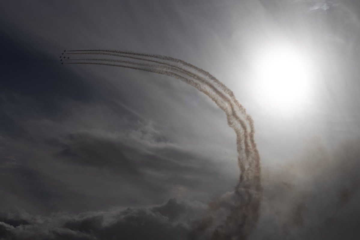 DavidWilding271's tweet photo. 7 Arrow Reversal against the sun at Ayr
@rafredarrows #redarrows https://t.co/oOoJlwemPg