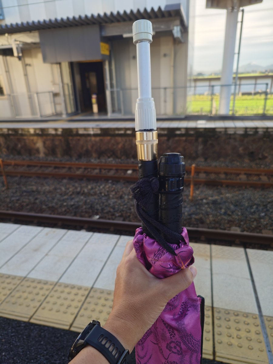 seiby007's tweet photo. 今朝はサークル友達とお出かけ予定なんですが…
駅で幟旗ポールを持ってる変な人ですヽ(=´▽`=)ﾉ https://t.co/7zLURJ7Ql1