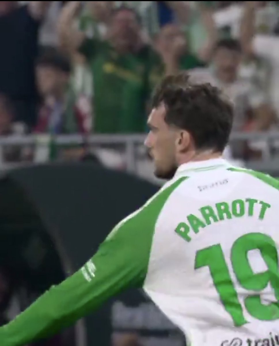 TaxiFranbetico's tweet photo. Alguien se ha parado a analizar un segundo que ha metido un gol un tipo Irlandés, que lleva 1 mes en Sevilla, en verano, que ha jugado con 36 grados y en maga larga?
Don Troy Parrott Parera https://t.co/19SAMyWDkY