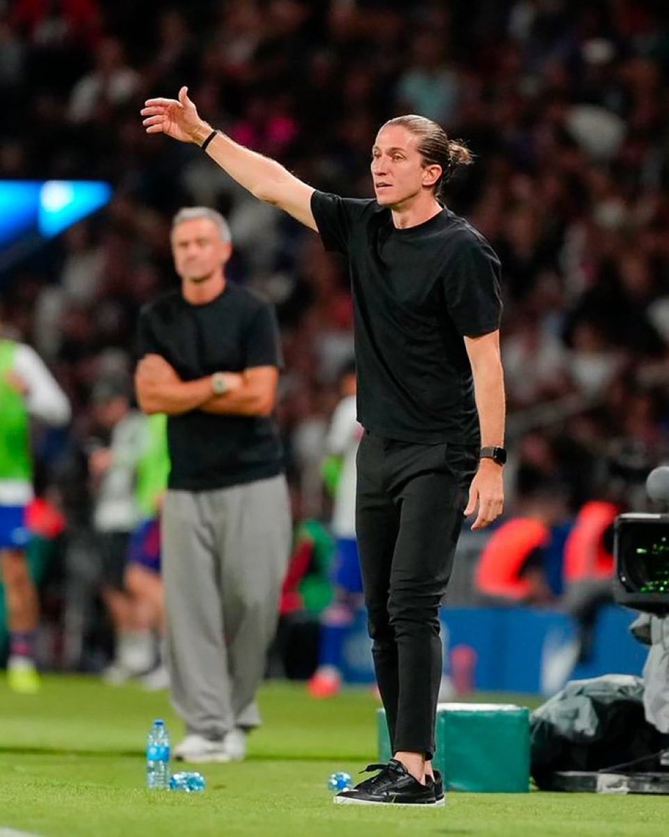 IvaanBlanco26's tweet photo. 3 victorias en 3 partidos de Ligue 1 para el Mónaco de Filipe Luis, que ahora mismo es líder de la Liga Francesa con 7 puntos de ventaja sobre el PSG.

Esta noche el Mónaco ha ganado en el Parque de los Príncipes al PSG por 1-2.

Qué pedazo de entrenador es Filipe Luis.

Cómo me alegro de también haya empezado bien en Francia.

Va a ser un pedazo de entrenador.