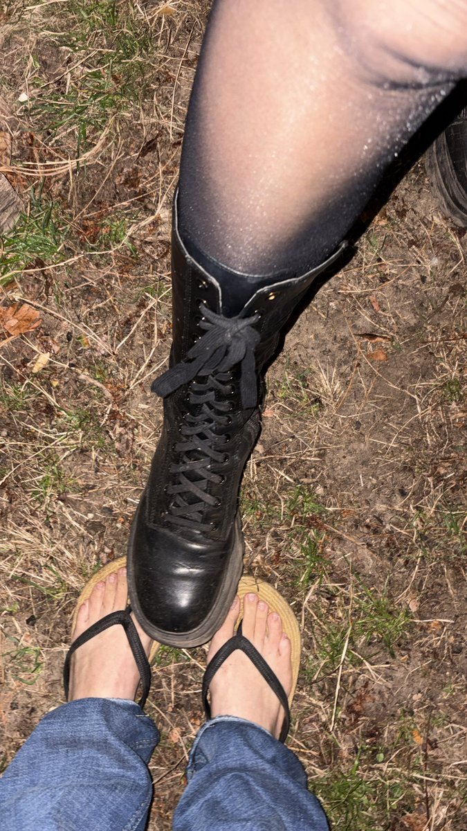 nokiaNox's tweet photo. was willst du mehr? bock auf heimlichen #buschtalk?

#feet #footfetish #footworship #stiefel #bootslover #boots #zahlsklave #finDom #femDom #slave #bootsfetish https://t.co/Y5UVygDbJd