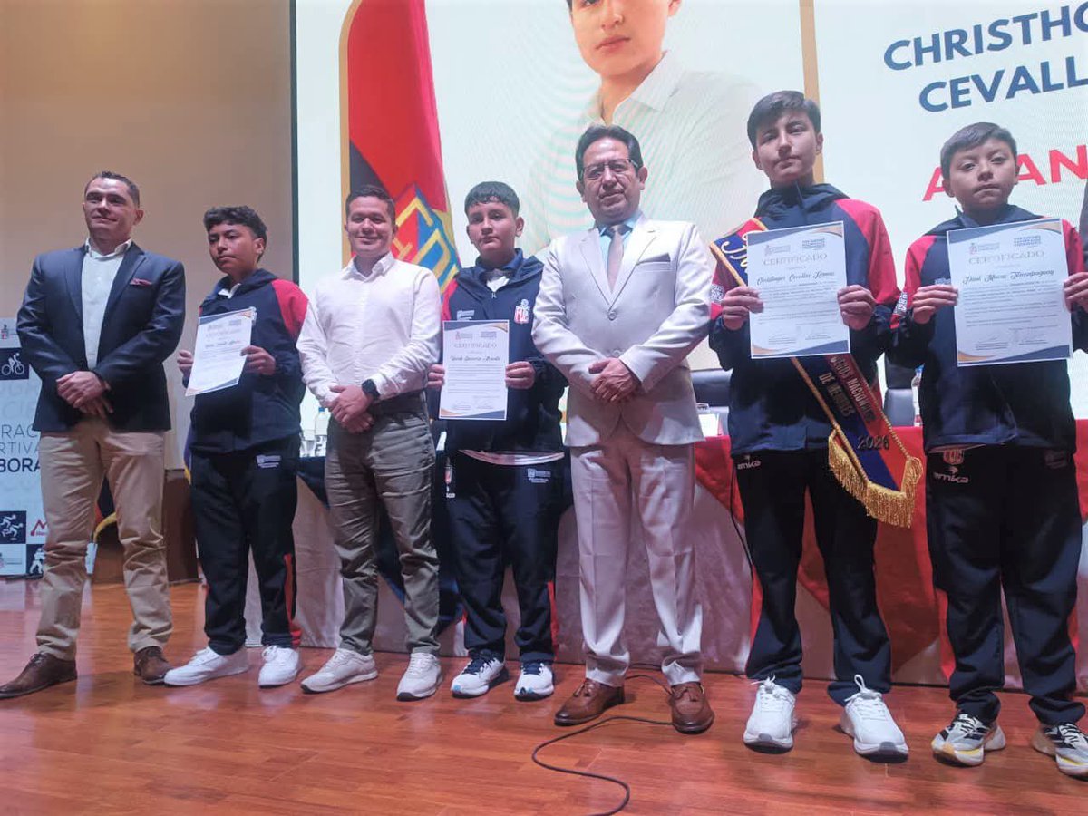 EducacionZ3_Ec's tweet photo. 🏅 En Chimborazo realizamos el abanderamiento de nuestros deportistas que representarán a la provincia en los XVII Juegos Nacionales de Menores Guayas 2026. 

Con el compromiso de llevar en alto nuestros colores, aproximadamente 160 jóvenes competirán en 16 disciplinas. 🇪🇨✨ https://t.co/Z5dkRBIOPb