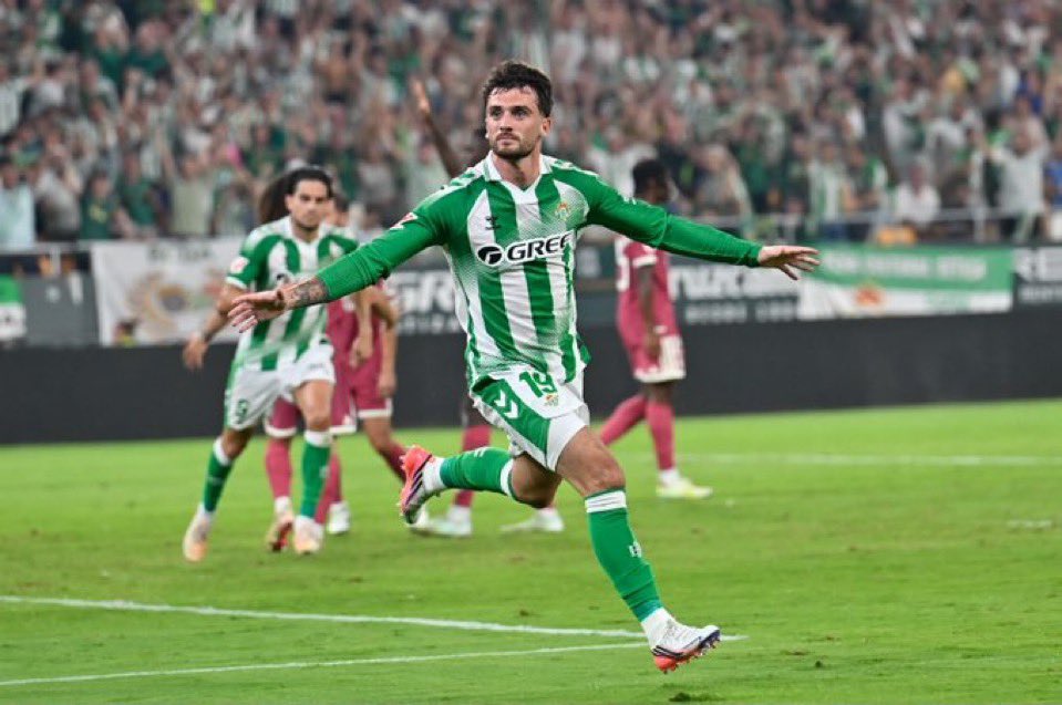 JCuenca92's tweet photo. 🦜 OJO a la EXTRAÑA rueda de prenda de PARROTT :

+Parrott, primer gol con la camiseta del Betis, qué se siente?

-Parrott, primer gol con la camiseta del Betis, qué se siente?

+¿Cómo?

-¿Cómo?

+¿Por qué repites lo que digo?

-¿Por qué repites lo que digo? https://t.co/BD65DsZhk7