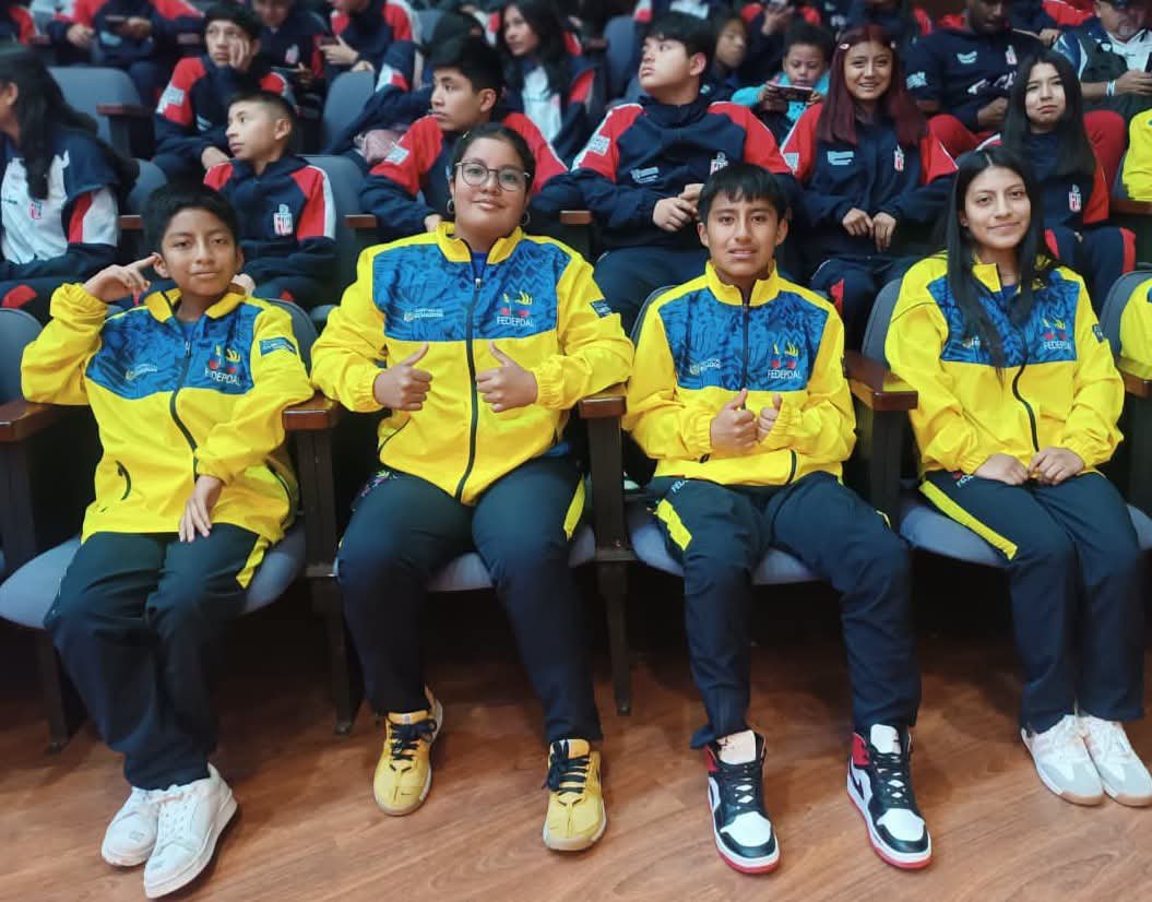 EducacionZ3_Ec's tweet photo. 🏅 En Chimborazo realizamos el abanderamiento de nuestros deportistas que representarán a la provincia en los XVII Juegos Nacionales de Menores Guayas 2026. 

Con el compromiso de llevar en alto nuestros colores, aproximadamente 160 jóvenes competirán en 16 disciplinas. 🇪🇨✨ https://t.co/Z5dkRBIOPb
