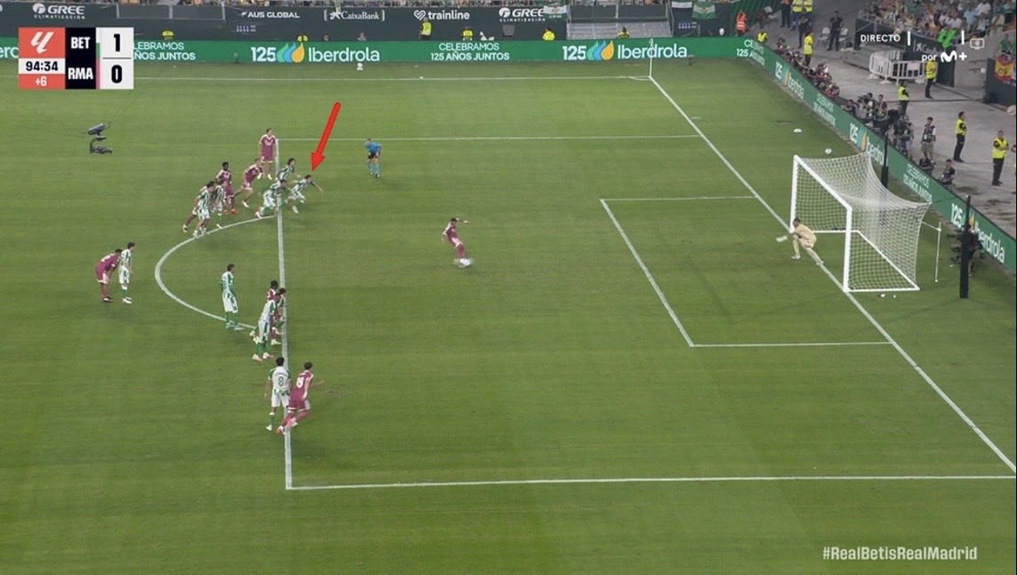 isaacfouto's tweet photo. 🙋🏻‍♂️La NO repetición del penalti de Mbappe

👉El CTA explica que el jugador del Betis tiene un pie fuera y que por tanto el jugador NO está en el aire (debería estar con los 2 pies como en la foto que aparece aquí 👇)

👉Esta es la razón por la que el VAR no lo repitió 

Info COPE https://t.co/6G02bz6agl