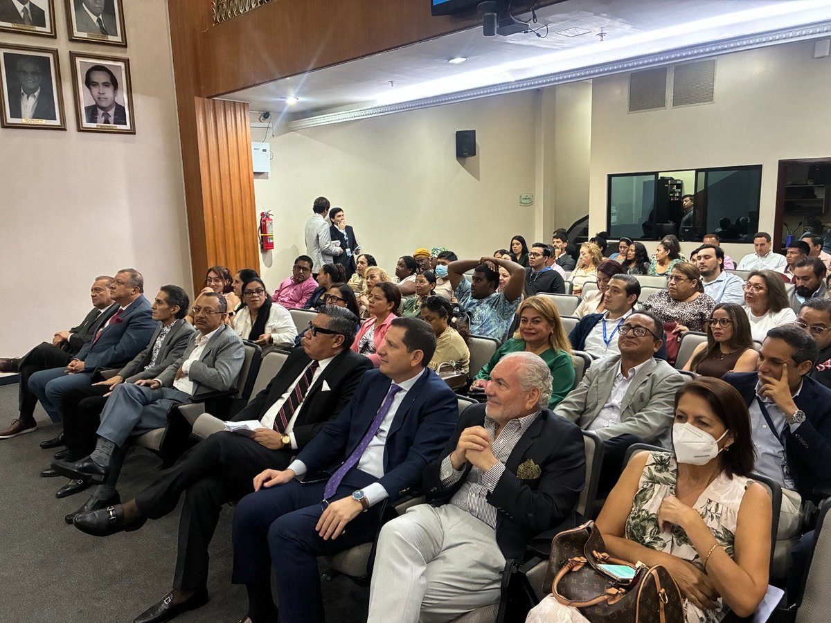 PGEcuador's tweet photo. #Hoy el Ab. Jorge Mancheno, Subdirector Regional de Mediación de la PGE, expuso "La Mediación y el Derecho Público" en el Seminario Académico de #Mediación por el Mes de la Paz, organizado por la Dirección de Mediación de Conflictos en la Comunidad de la Prefectura del Guayas. https://t.co/JWguigijSW