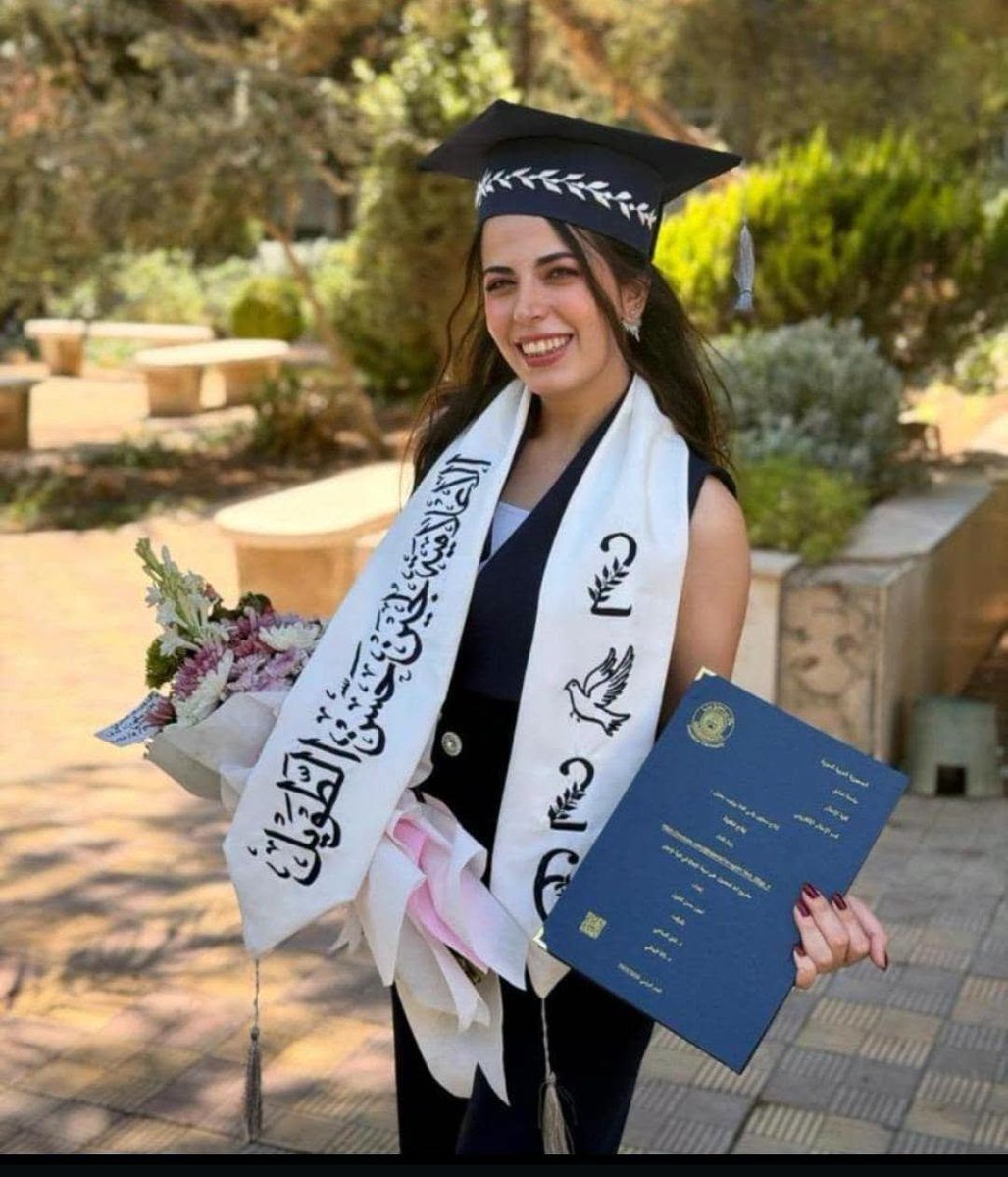 Alhijri_Hikmat's tweet photo. آدمن منصة وصفحة #جيثرو_برس تستلم شهادتها من جامعة دمشق، في حين يحرضون على منع طلاب السويداء من النزول الى دمشق!!
صفحة جيثرو برس الممولة من خلدون الهجري الموجود بأمريكا!
هذه الصفحة كانت رأس حربة بمحاربة الطلاب ومنعهم من الالتحاق بامتحاناتهم!
وتسويق سردية الصاق الإر.هـ.اب بالتعليم!
اليوم #لجين_الطويل إحدى كوادر منصة #جيثرو_برس الاعلامية تحتفل بتخرجها من جامعة دمشق!
نعيد ونكرر
من جامعة دمشق!📷
كمان مرة مشان اللي ما سمع يسمع:
من جامعة دمشق!📷
التابعة للحكومة "الإرهابية" (حسب وصف سماحتي)!!
عرفتو يا طلاب السويداء ويا أهاليهم ويا من بقي من شرفاء من يتآمر عليكم ويسعى لتجهيلكم!