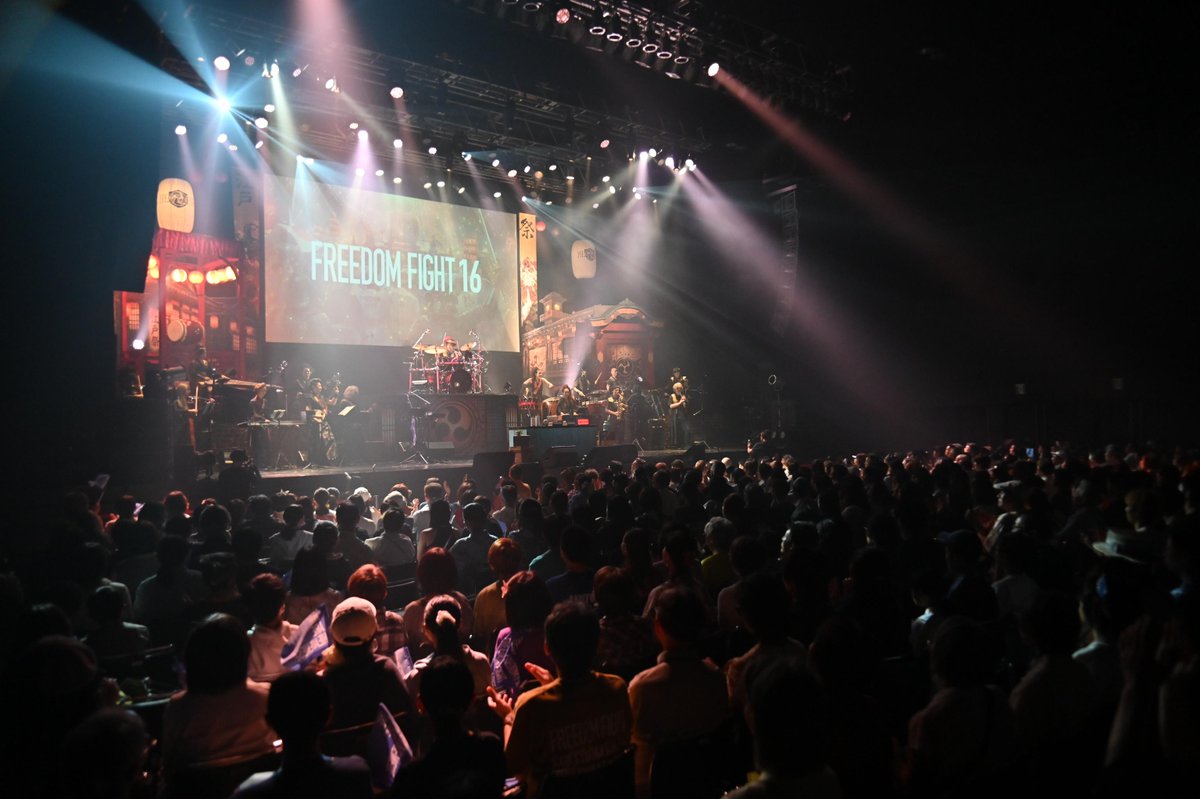 heavenese_jp's tweet photo. HEAVENESE Freedom Fight 16
📸 Photo Review

🌛8月4日——1000人が一つになった夜。

SOLD OUTとなったZepp公演から、もう1ヶ月が経ちましたねー。

みなさん、あの日の熱を忘れていませんよね😀🔥

ここから秋田に向けて、さらにエネルギーを上げていきましょう‼️

ということで、Freedom Fight 16を
少しずつPhotoとともに追体験していきたいと思います📸

まずは...

HEAVENESE公演の大前提（重要‼️）
楽しみ方について「基本のキ」を確認しましょう❤️

それは……

オープニング‼️

実はFreedom Fightのオープニングは
『2段階」になっている』って、常連Familyのみなさんは知っていますよね😀

Freedom Fightは、毎週日曜日夜8時からライブ配信している番組
「HEAVENESE style」の特別版としてお届けしているもの。

な・の・で・

まずは番組のオープニングテーマ曲から
HEAVENESE styleが始まります。

いきなりバンドメンバーの紹介！

そして、HEAVENESE➕（プラス）メンバーの紹介‼️

HEAVENESEにはオリジナルメンバーと「➕メンバー」がいるんですよ。これも基本として認識しておいてくださいね😀

「➕って何？」

それはきっと、常連Familyの誰かが説明できるはず……😁

そして番組の司会進行役、
Marre ＆ Kumikoが登場して最初のトーク。
これは「番組スタイル」。
だからステージ中央には、番組セットのデスクがあるんです。
ここまでは、番組のオープニング‼️です。

そして....
ここからいよいよ
Freedom Fightの始まり、始まり🔥

「さあ、今始めよう！Freedom Fight‼️」

というMarre ＆Kumiko呼びかけによって、もう一度、新たにスタートする。
🎹ここからが「ライブ」です🔥

すると毎回、その日のテーマとなるショートフィルム🎞️が流���ます。

すると暗いステージの上に提灯を持ったKumikoが静かに登場。
先人への鎮魂を込めた「提灯パフォーマンス。

提灯の灯火が吹き消されると、
上空から、時代を���た一つの「箱」が降りてきます。

そしてその箱から……
時空を超えたメンバーが、一人ずつ登場‼️

実はこの箱、ミュージックビデオ
「Innocent Man」にも登場する箱なんです。

HEAVENESEは、さまざまな時代に現れ、
その時代を旅する人々を導く「案内人」という立場。

そして全員が箱から舞台に現れると、いよいよ一曲目‼️🔥
これがFreedom Fightでは毎回お馴染みの流れです。

ところが今回……

「あれ？」

「Marre ＆ Kumikoがまだ箱から出てきてないのに、箱が閉まっちゃったぞ？」

そう思ったFamilyもいたかもしれません😁

そうなんです。

今回は、いつもとは違う「祭り」ですからね🔥🏮
箱から登場すると思いきや……

下手から現れたのは、なんと
山車（だし）‼️

その山車に乗って、
Marre ＆ Kumiko登場🔥🔥🔥

盛り���がりましたねー‼️
山車の上から聞こえてきた、会場のみなさんの

「おおおおーーー‼️」

という声。

あの歓声を聞いて、Marre ＆ Kumikoも一気にテンションが上がったと言っていました😀

1000人が一つになった夜🌝。

いつものFreedom Fightの「型」を残しながら、
今回は「夏祭り」ならではの仕掛けで始まったFF16。

あのオープニング、みなさんはどうでしたか❓

📸 Freedom Fight 16 Photo Review

まだまだ不定期に続きます😀🔥

そして次は——
10.30 秋田へ‼️
#heavenese1030Akita

HEAVENESE Freedom Fight 16
📸 Photo Review

August 4 — The Night 1,000 People Became One.

It’s already been a month since our SOLD-OUT show at Zepp!
You haven’t forgotten the energy of that night, have you? 😀🔥

Now, as we head toward Akita, let’s turn that energy up even higher‼️

So, starting today, we’re going to relive **Freedom Fight 16**, little by little, through photos from that unforgettable night 📸

But first—

Let’s go back to the basics of how to experience a HEAVENESE show ❤️

And it all starts with…

THE OPENING‼️

Longtime HEAVENESE Family members already know this:

The opening of Freedom Fight actually happens in TWO STAGES

Freedom Fight is presented as a special live edition of our weekly program, ”HEAVENESE style”, which streams every Sunday night at 8 PM.

So…

The night begins with the opening theme of HEAVENESE style.

First, the band members are introduced.
Then come the ”HEAVENESE＋” members!

Yes, there are the original HEAVENESE members and the “Plus” members.

That’s another piece of basic HEAVENESE knowledge you should know 😀

“What exactly is HEAVENESE＋?”

We’re sure one of our longtime Family members can explain that one… 😁

Then the hosts of the program, **Marre & Kumiko**, appear for the opening talk.

That’s the ”HEAVENESE style” format.

And that’s why there’s a desk—the familiar set from the program—right in the center of the stage.

And then…

It’s finally time for
Freedom Fight to begin🔥

With the call—

"Now let’s begin  FreedomFight‼️....the show begins all over again.

THIS is where the concert truly starts.

Every Freedom Fight begins with a short film created around the theme of that particular show.

Then comes Kumiko’s "lantern performance", honoring and remembering those who came before us.

And then…

From high above the stage, an ancient, timeworn box slowly descends.

From inside that box…

The members appear one by one, crossing through time and space‼️

If the box looks familiar, there’s a reason.

It’s the same mysterious box that appears in the HEAVENESE music video **“Innocent Man.”**

HEAVENESE exists as a group of "guides" who appear across different eras of history, leading people on a journey through time.

And once every member has emerged from the box and gathered onstage…

The first song begins‼️🔥

That’s the familiar Freedom Fight opening.

But this time…

Wait a minute.

Some of our longtime Family members may have been thinking:

"Huh? The box is closing… but Marre & Kumiko haven’t come out yet!”"😳

Exactly.

Because this time…

"THIS WAS A FESTIVAL��️🔥🏮"

Just when everyone expected Marre & Kumiko to appear from the box—

something else appeared from stage left…

"A Dashi (Traditional festival float)‼️

And riding on top of it were…

Marre & Kumiko🔥🔥🔥

What a moment that was‼️

From the top of the dashi, they could hear the roar of the crowd:

“OOOOOOHHHH‼️”

Marre & Kumiko later said that hearing that reaction from 1,000 people instantly sent their own energy through the roof 😀🔥

🌙The Night 1,000 People Became One.

Freedom Fight 16 kept the traditions and familiar elements of a HEAVENESE show‼️

but this time, everything was transformed into a full-blown "Japanese summer festival." 🏮🔥

So…

What did YOU think of the opening❓

📸 Freedom Fight 16 Photo Review
There’s much more to come🔥

And next—
10.30 — AKITA‼️