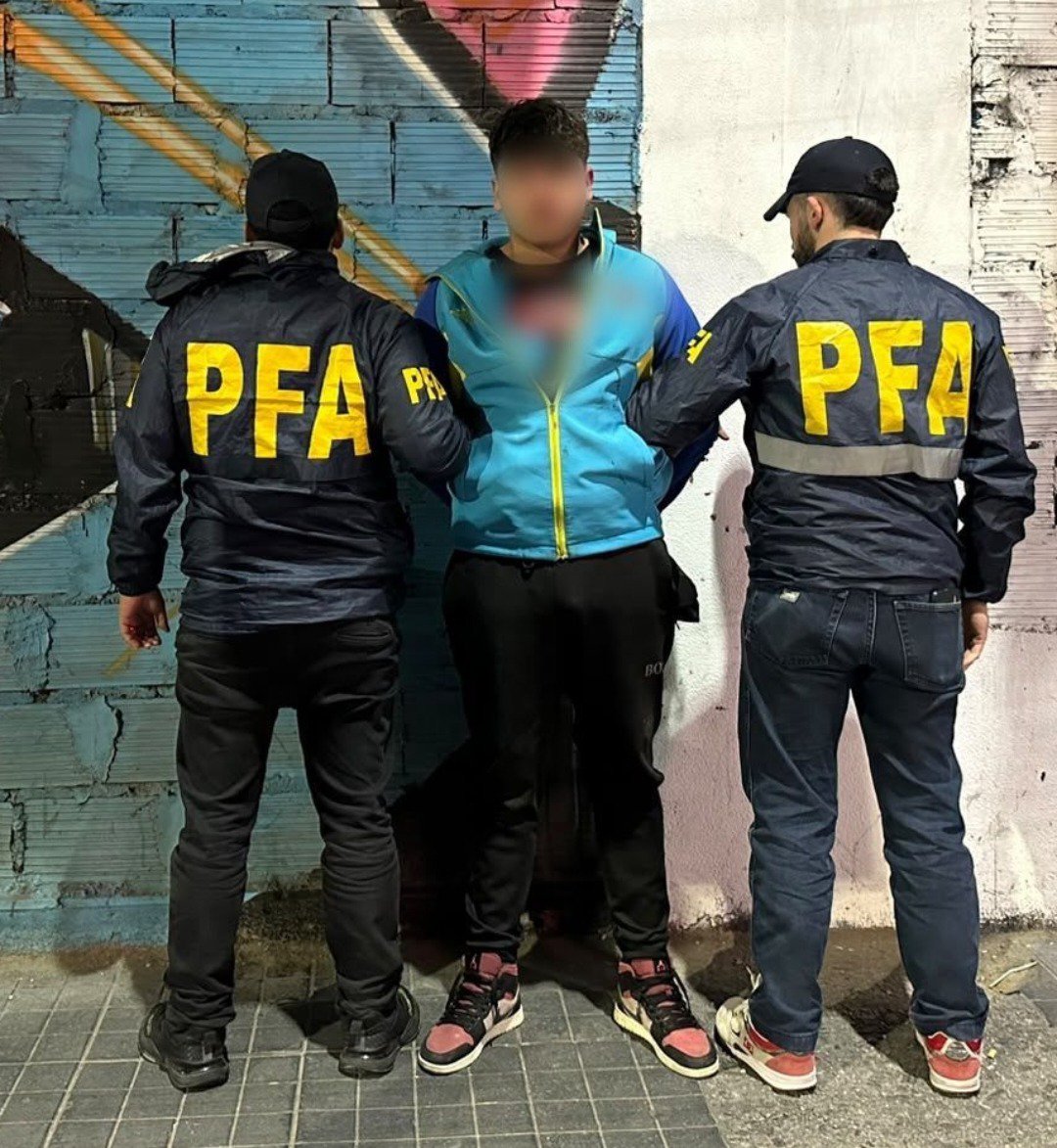 AleMonteoliva's tweet photo. PRÓFUGO: DE DOCK SUD A LA CÁRCEL

Se le acabó. Lo encontramos.

Tiene apenas 19 años. En 2024 le disparó a un hombre en las calles de Palermo y se fugó. El DFI de la PFA lo buscó, lo encontró y lo detuvo. Ahora sí: a responder ante la Justicia.

El que las hace, las paga. https://t.co/YhTcJyzQ2u
