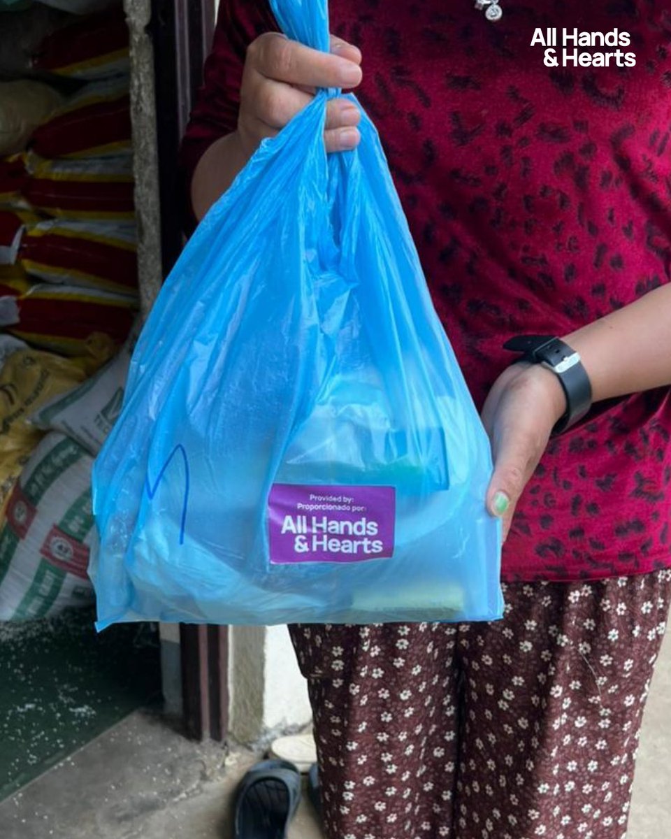 AllHandsHearts's tweet photo. 🇳🇵 Our team dropped off essential hygiene and nutrition items to support the community at Trishuli Basic School in Nepal. We delivered hygiene kits, shampoo sachets, bathing soap, and sanitary pads to support the community. To help keep people nourished, we also handed over easy-cooking lentils and cooking oil. We are rapidly responding to the communities’ requests and will keep updating on the next distributions.