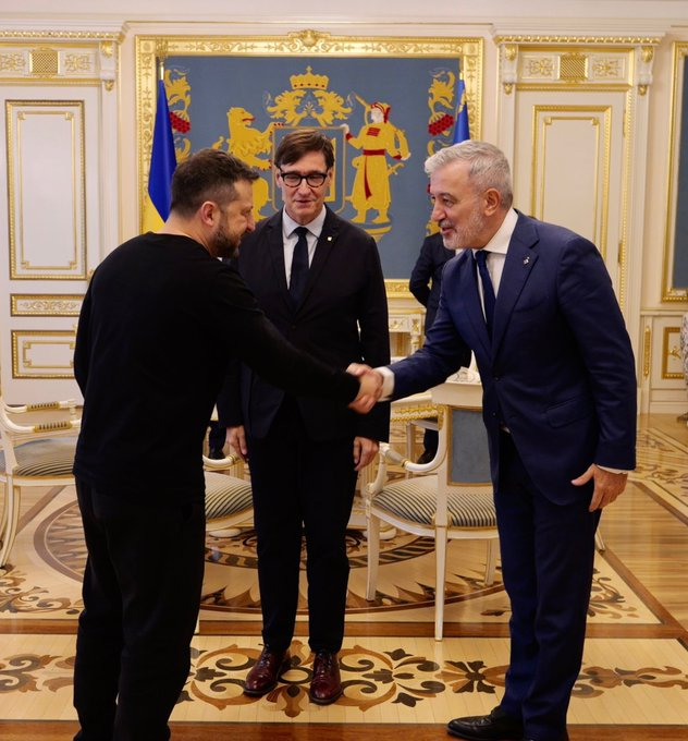 Antonperilon's tweet photo. Barcelona con los nazis ucranianos
Barcelona con las mentiras de los dirigentes europeos
Barcelona en el lado incorrecto de la Historia
¿QUÉ necesidad tenía el alcalde de Barcelona y el presidente de la Generalitat fotografiarse con este miserable, antidemócrata y Tragaperras? https://t.co/fPJyGsifQK