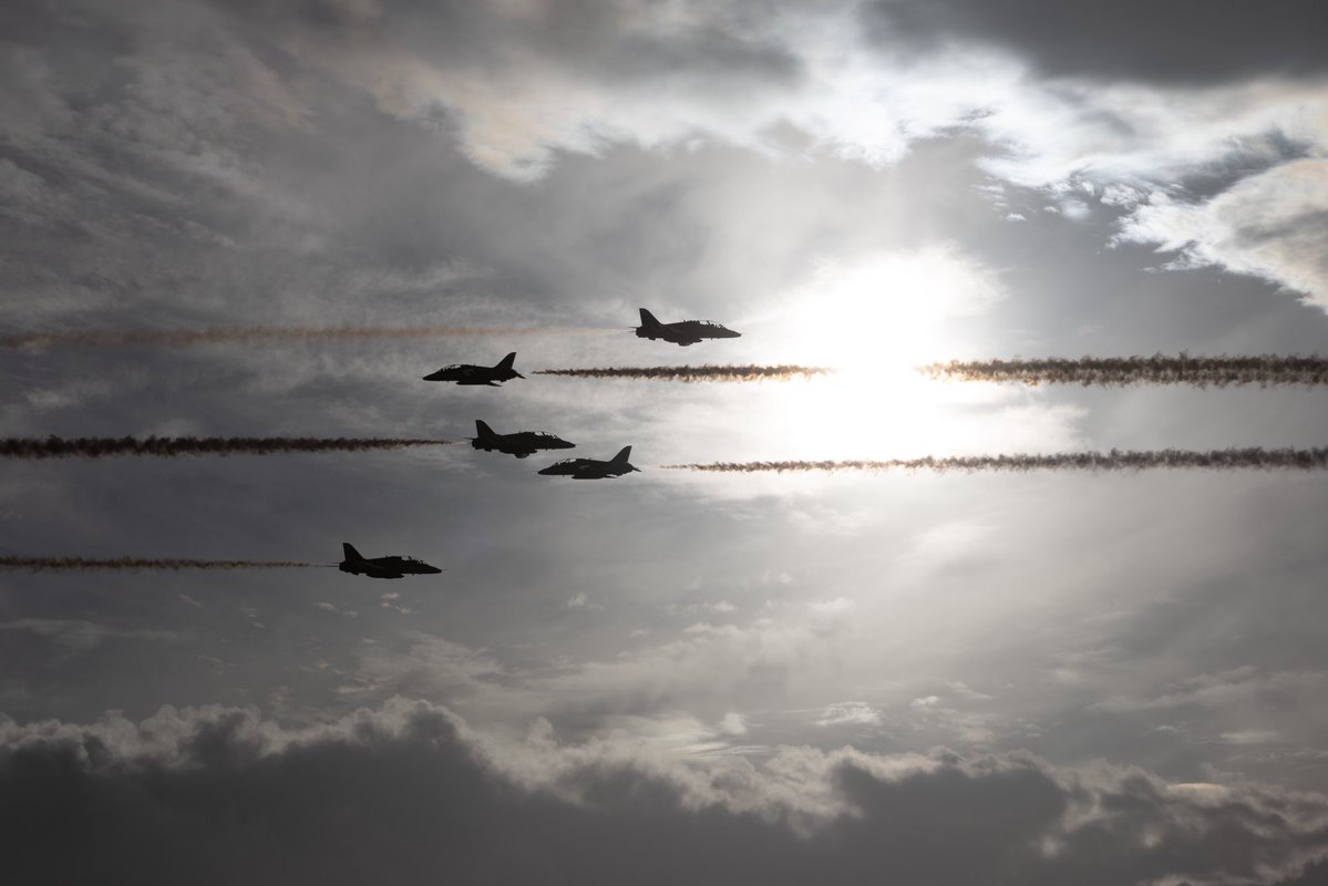 DavidWilding271's tweet photo. The @rafredarrows Chainsaw against the sun at Ayr
#redarrows https://t.co/yqK0qYpXP9
